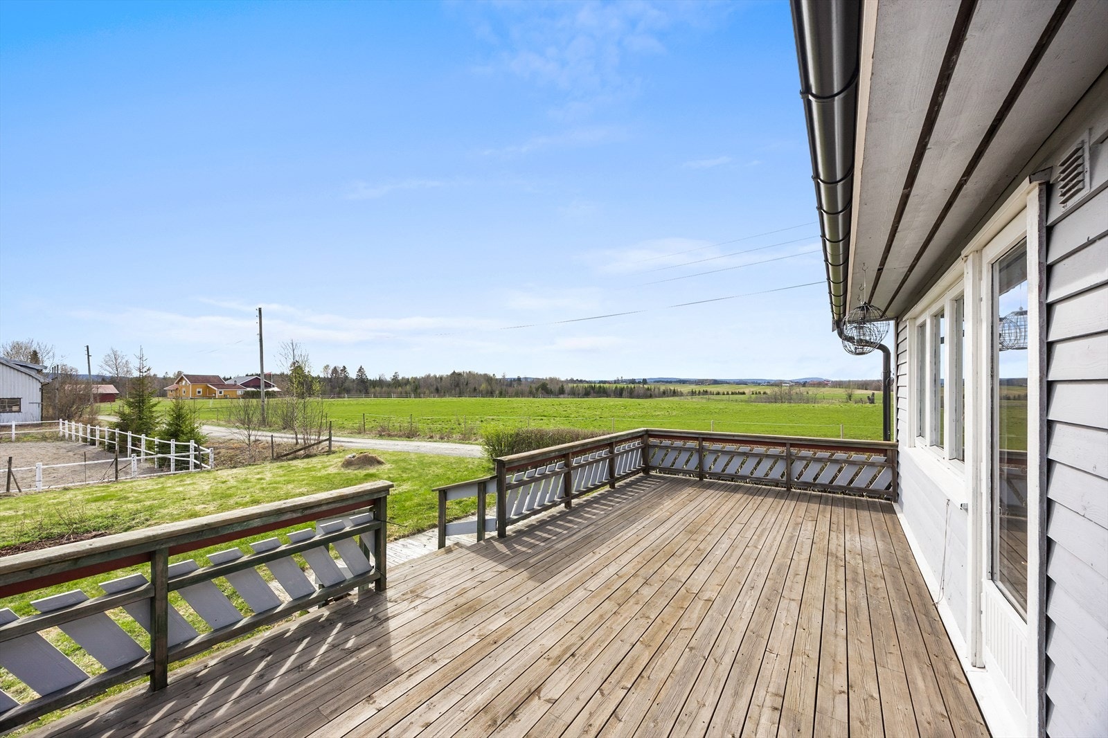 Stor terrasse på 24 m², perfekt til sene sommerdager. Galleribilde