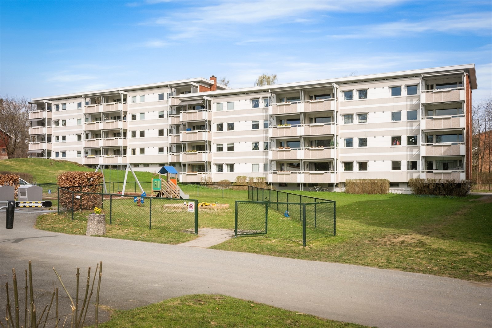 Boligen ligger i et godt etablert og hyggelig sameie med et rolig og trivelig nabomiljø, hovedsakelig bestående av voksne og etablerte beboere Galleribilde