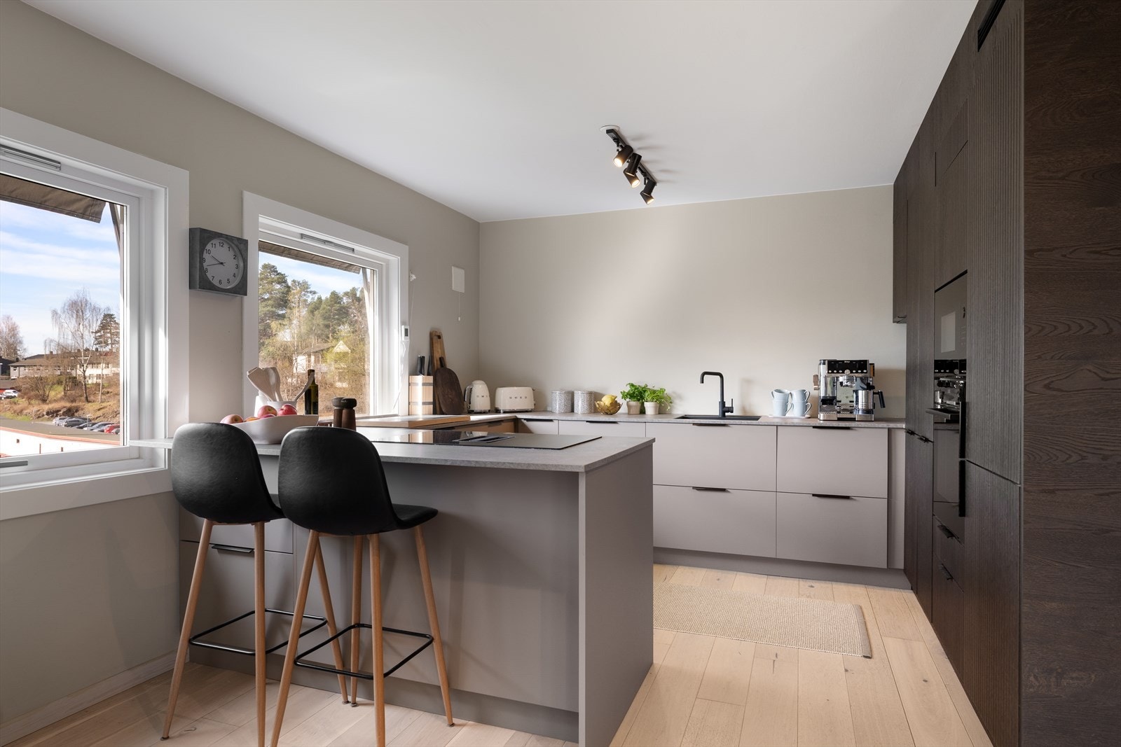 Her får du integrerte hvitevarer og gode arbeidsflater Galleribilde