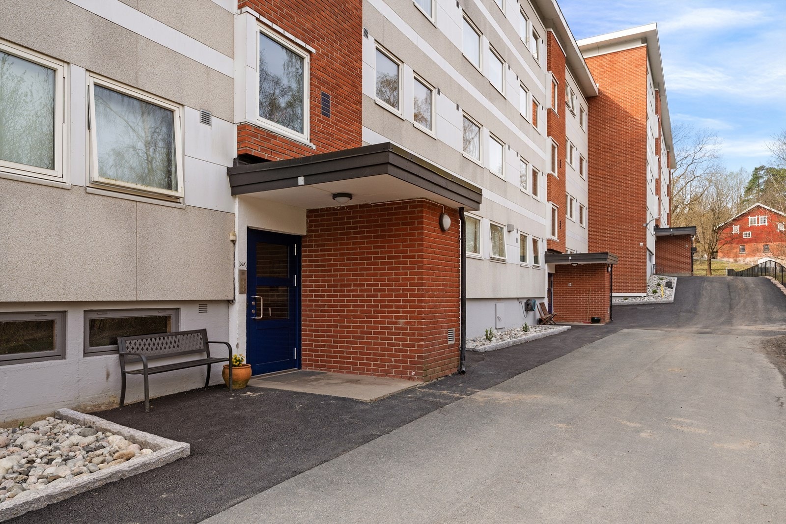 Eiendommen har en tilbaketrukken og attraktiv beliggenhet i et veletablert boligområde på Hosle Galleribilde