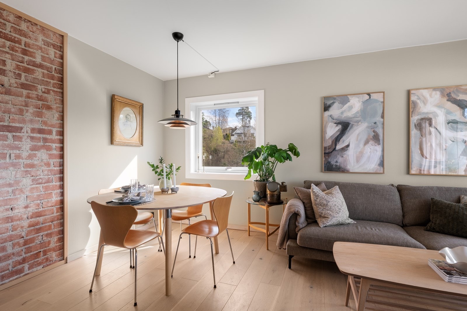 Det er god plass til spisebord Galleribilde