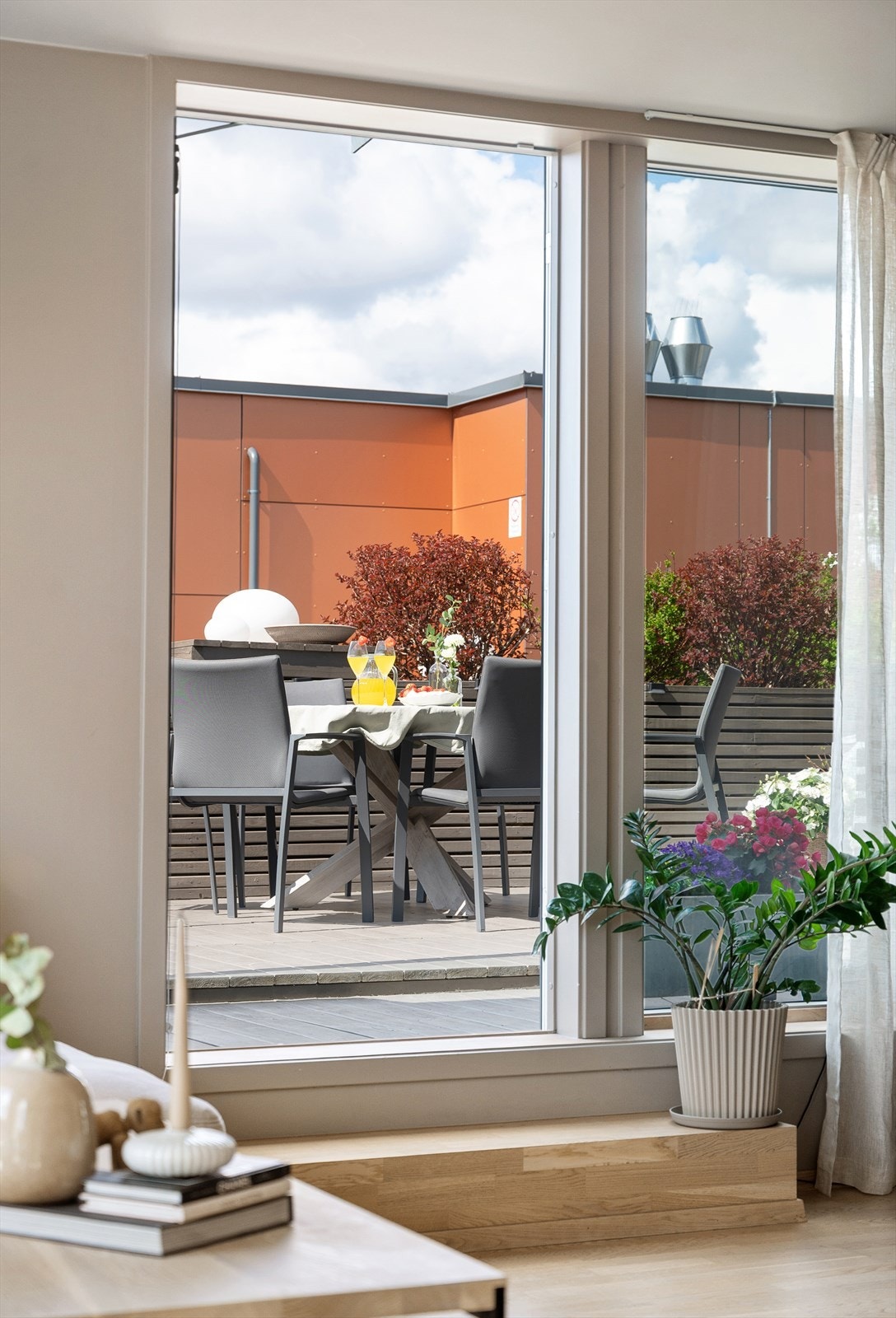 Det er montert screens på terrassedøren og balkongvindu. Galleribilde
