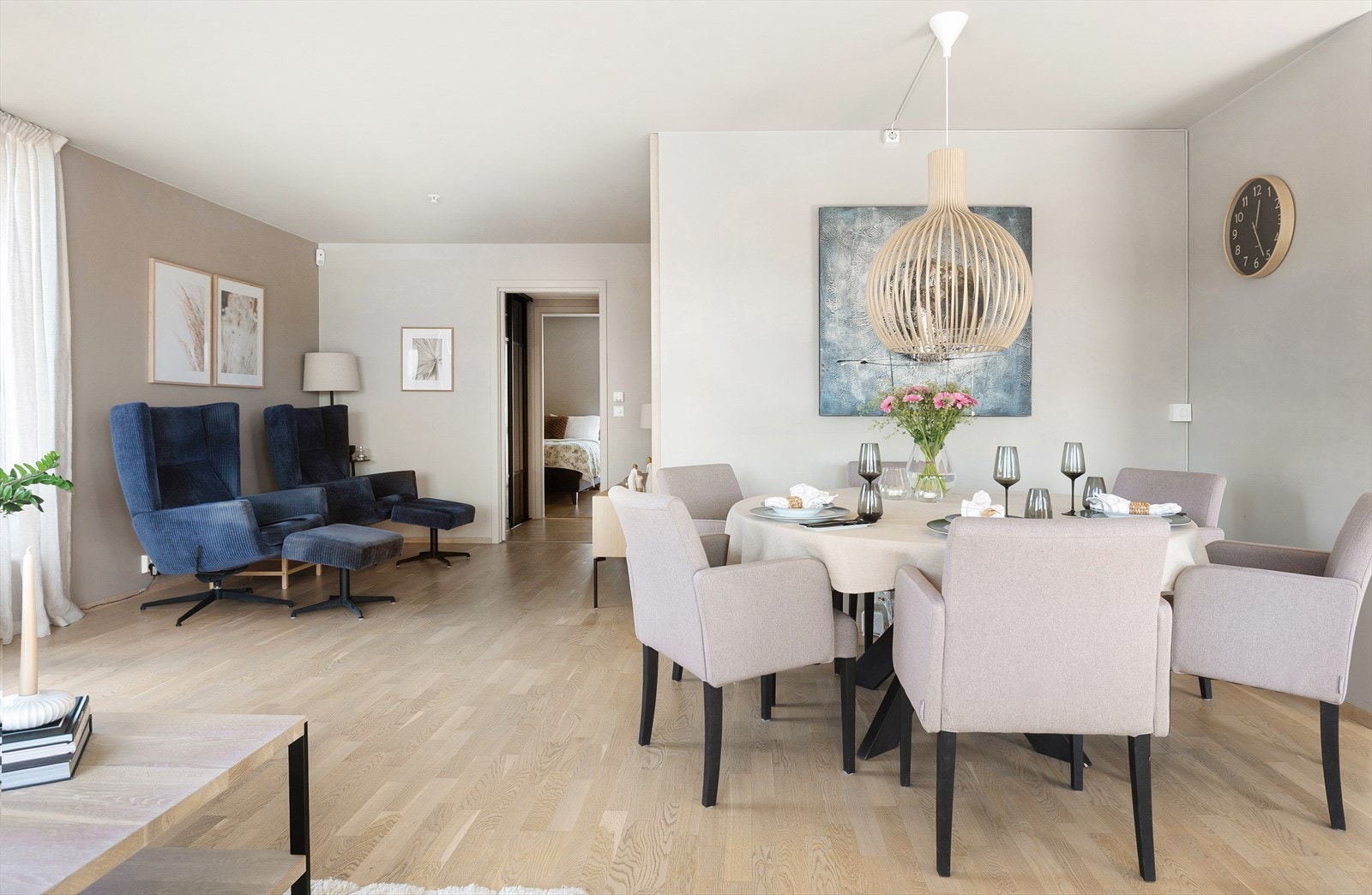 God plass til stor spisegruppe, perfekt for hyggelige middager med familie og venner. Galleribilde