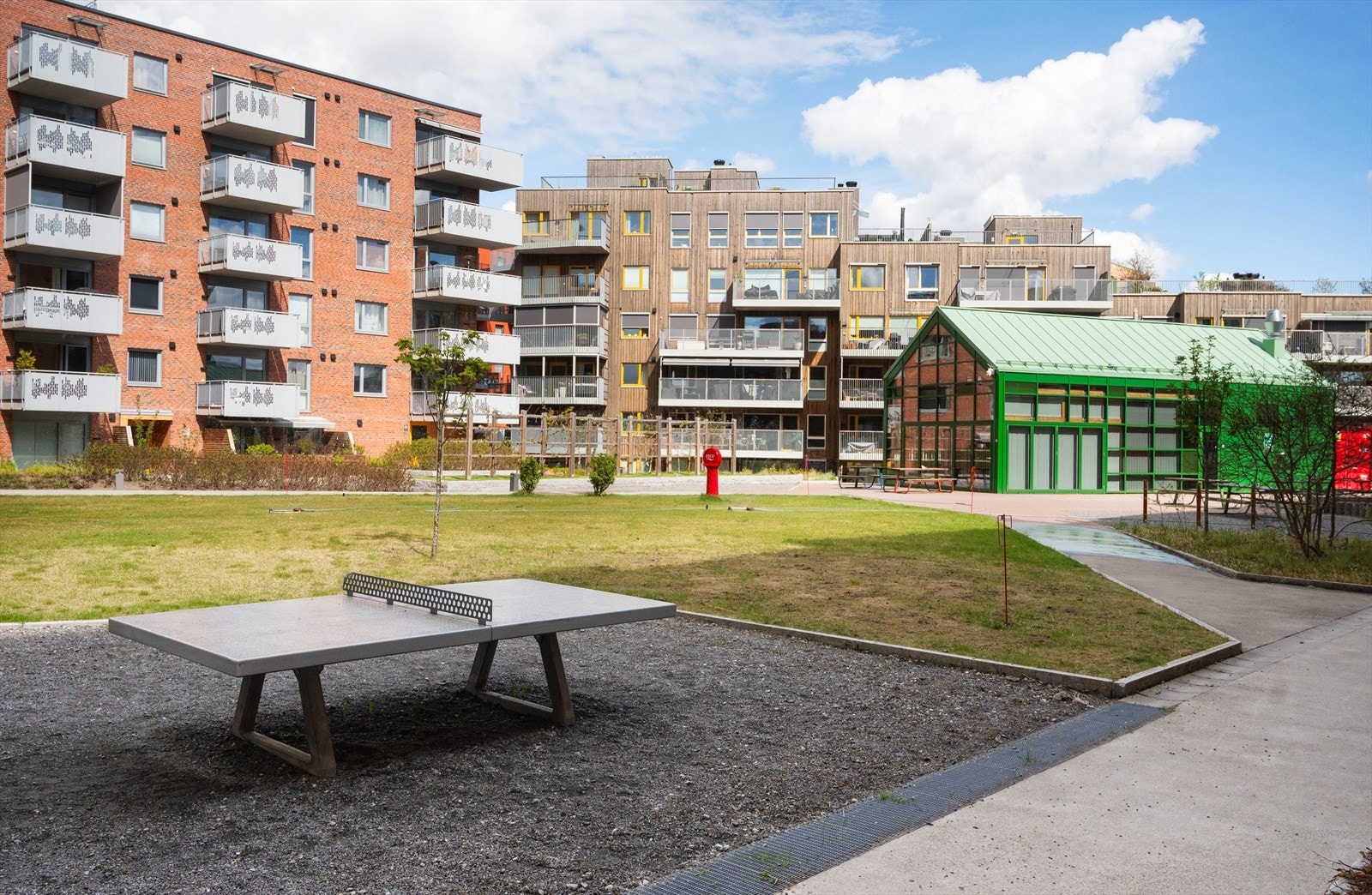 Borettslaget har felleslokalet Tunhuset, grønt bygg, som kan leies til sosiale sammenkomster. Galleribilde