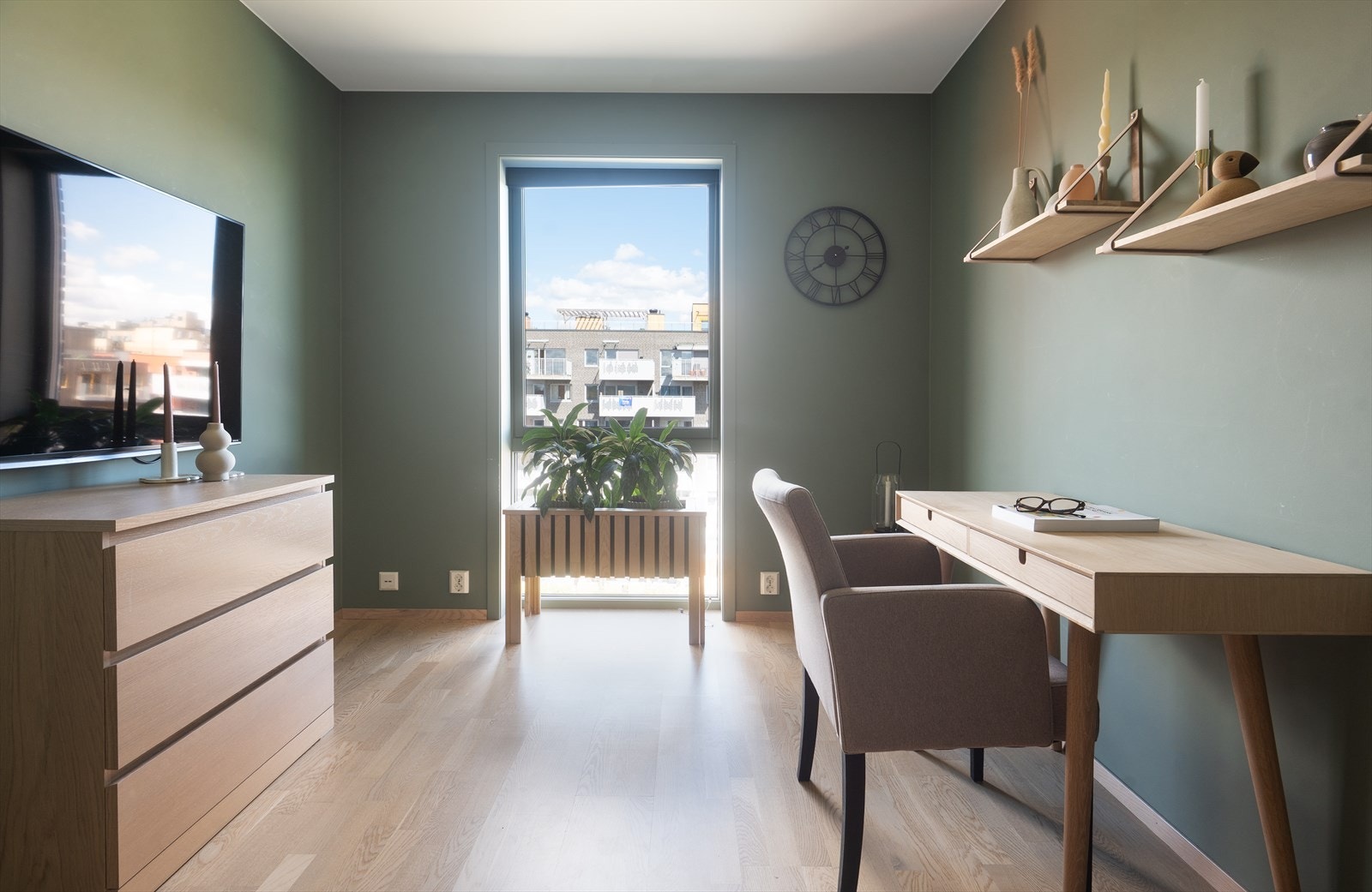 Behagelig rom med gode lysforhold. Galleribilde