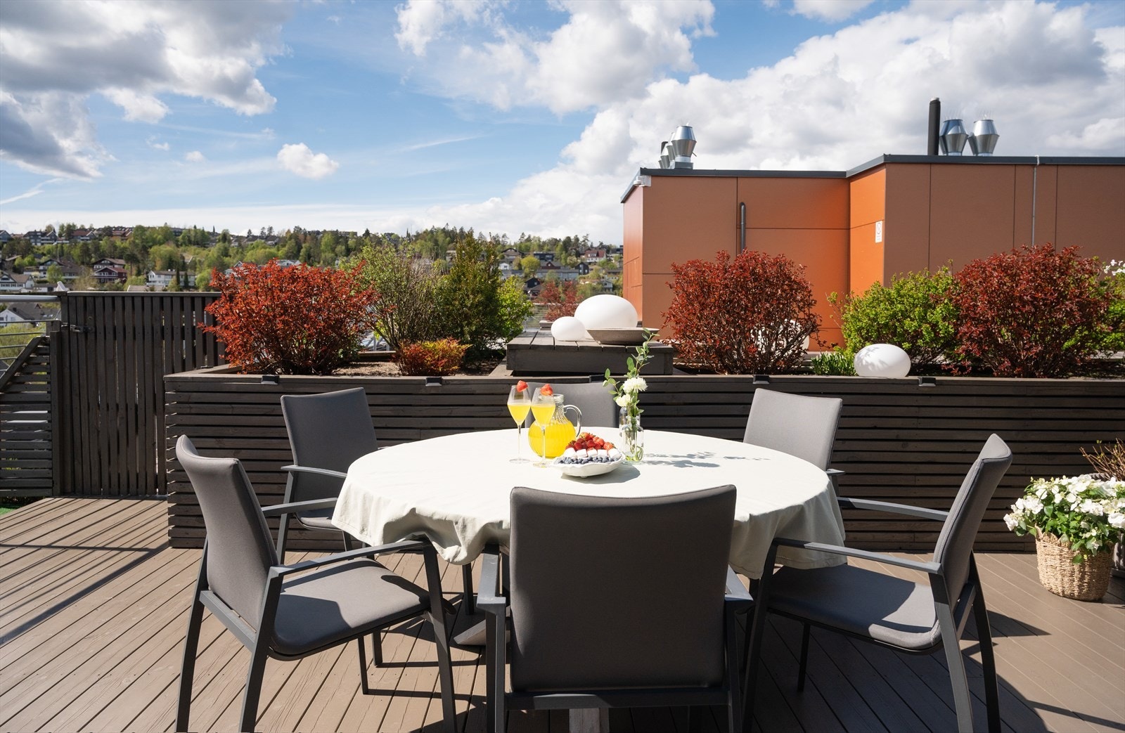 Perfekt uteplass for lange sommerdager og sosiale sammenkomster. Galleribilde