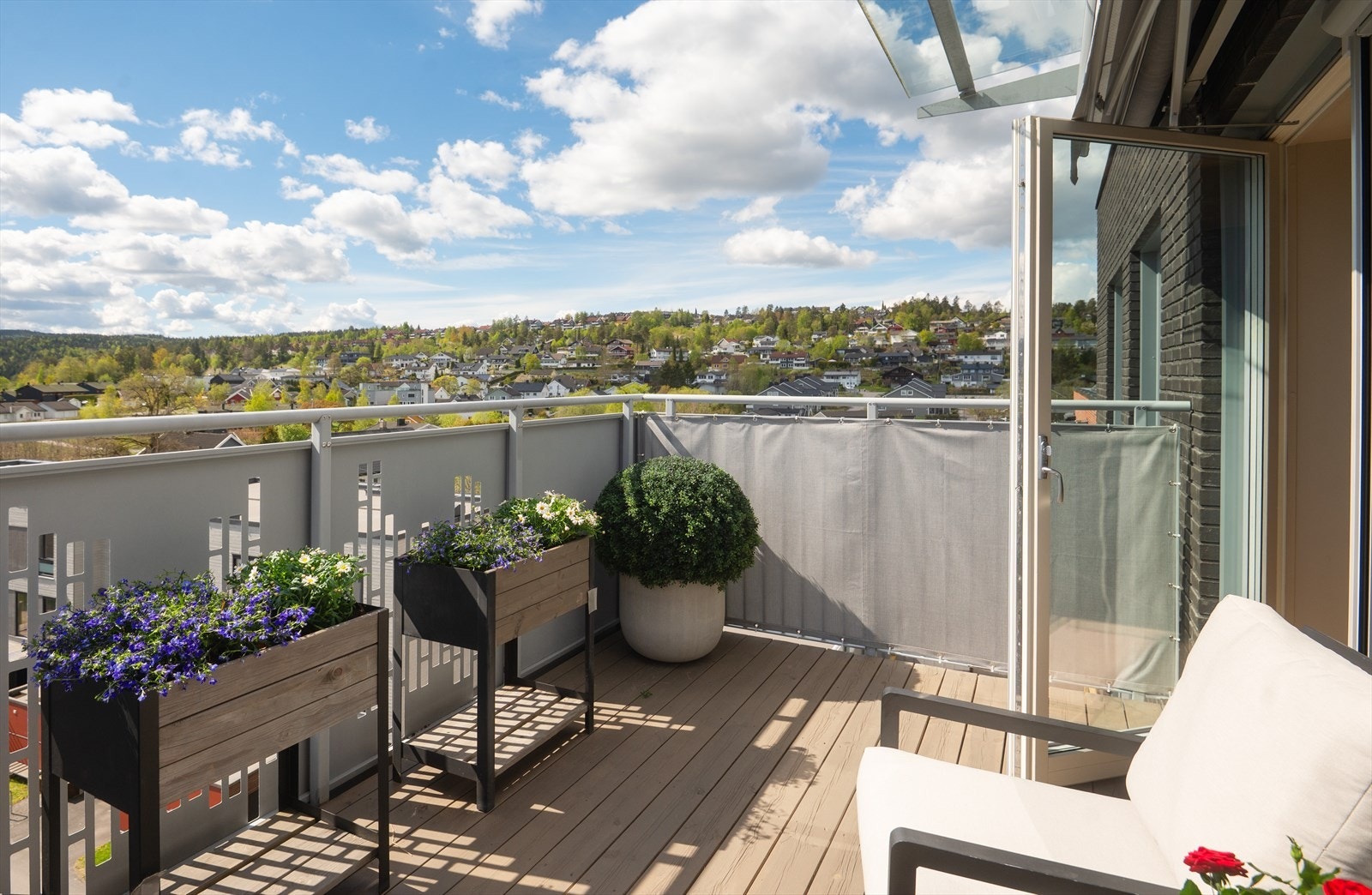 I tillegg til den store takterrassen disponerer boligen en hyggelig balkong med plass til sittegruppe. Galleribilde