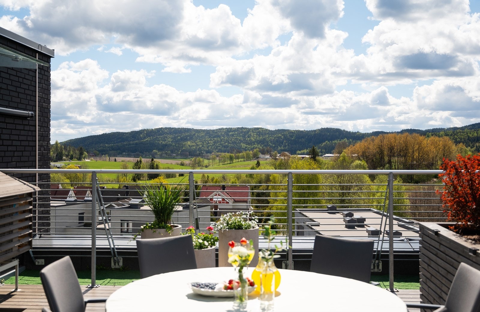 Fra takterrassen kan du nyte åpen utsikt og rolige omgivelser. Galleribilde