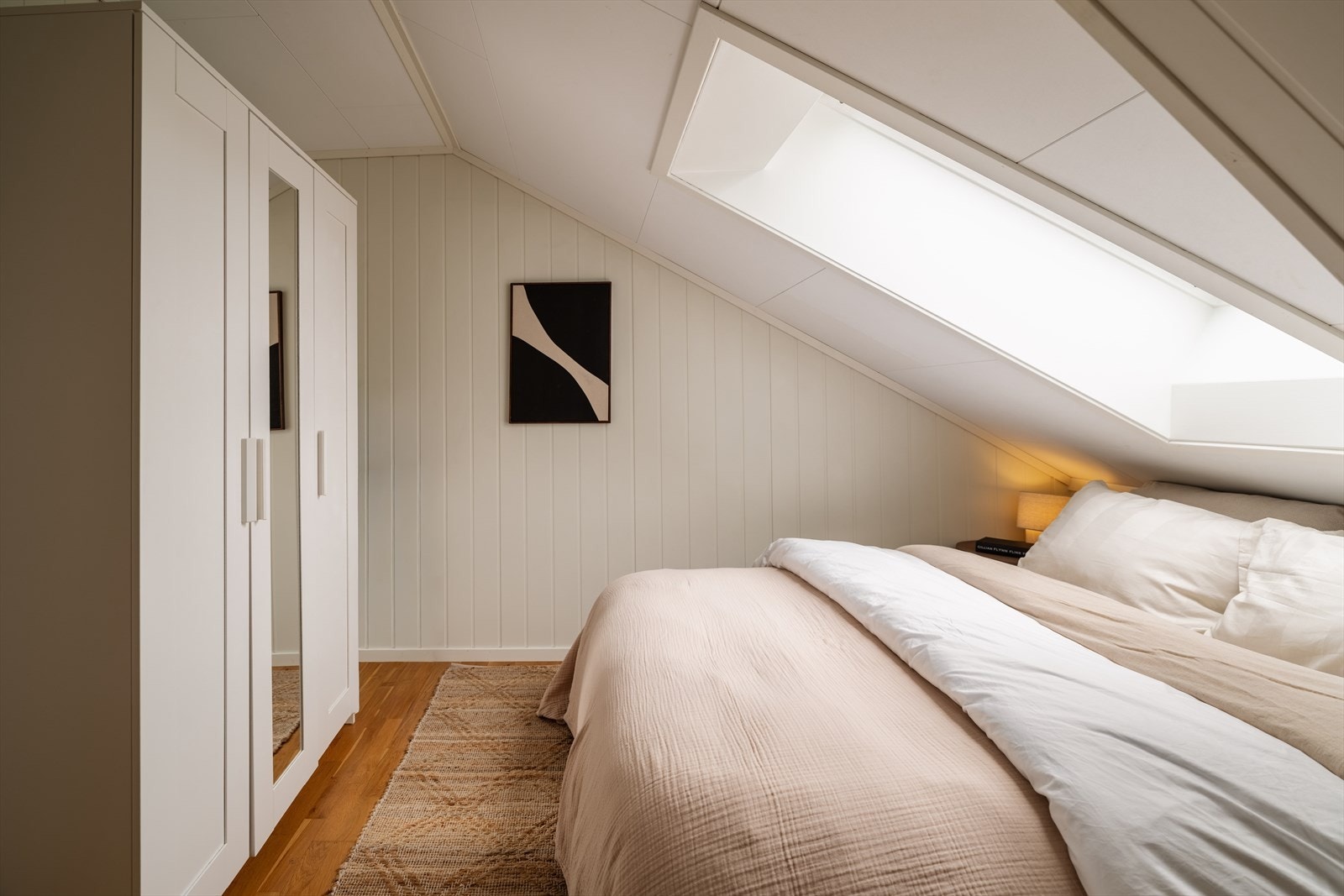 Rommet har god plass til garderobeskap for effektiv oppbevaring. Galleribilde