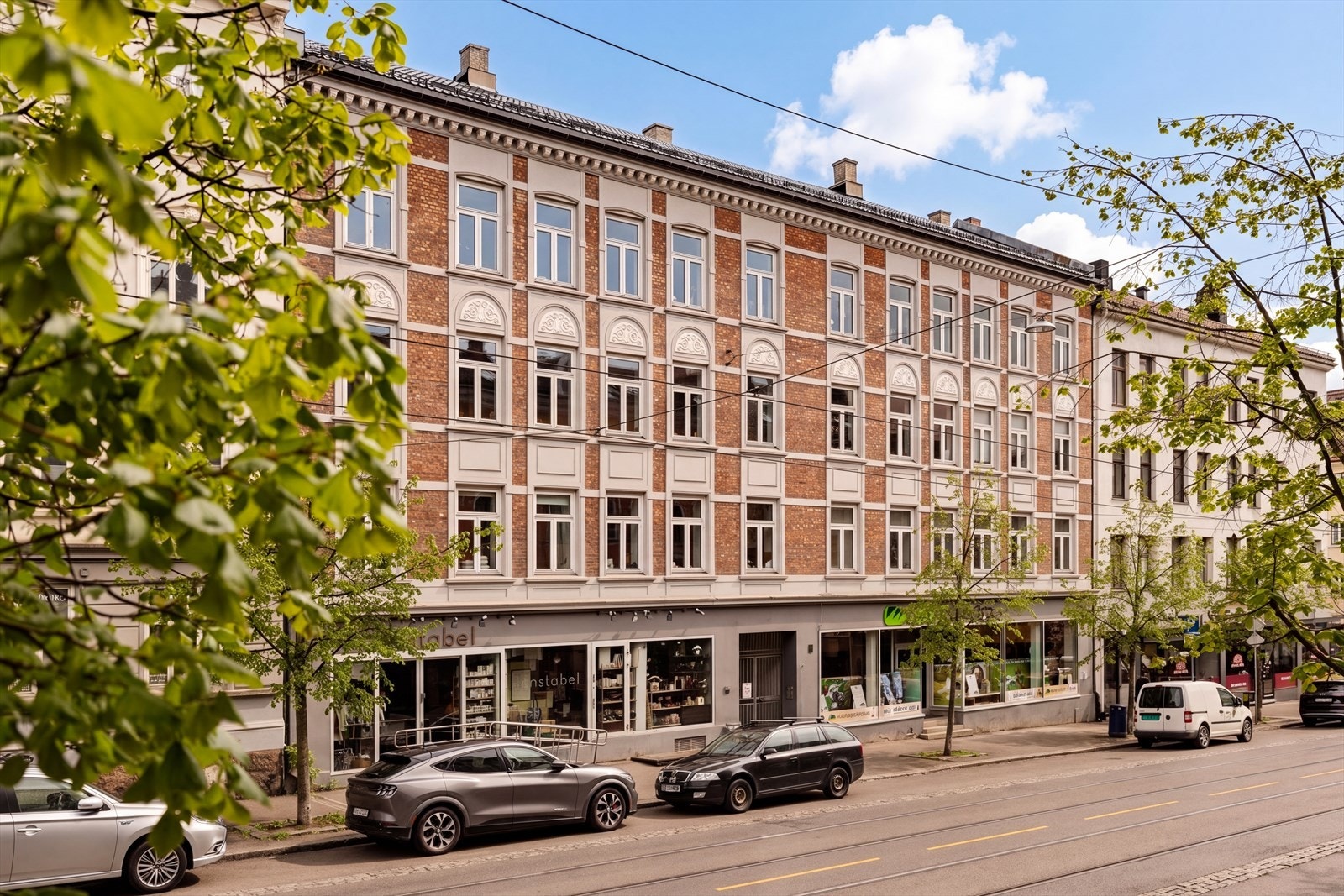 Leiligheten har en sentral beliggenhet på Torshov i en klassisk bygård fra 1903. Bildet er AI redigert. Galleribilde