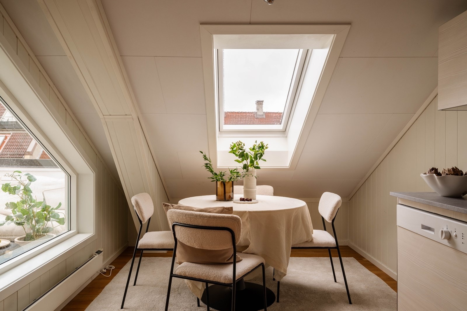 Store Velux-takvinduer sørger for godt med naturlig lysinnslipp og skaper en lys og luftig atmosfære. Galleribilde