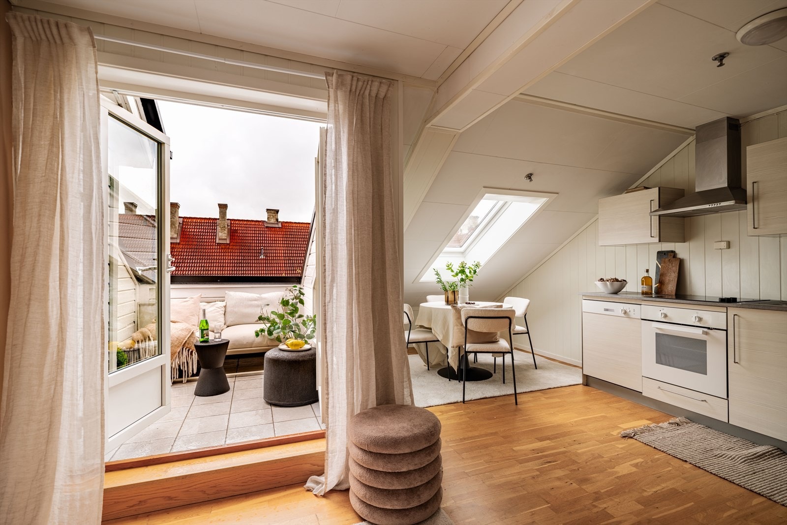 Attraktiv 3-roms loftsleilighet etablert i 2012, med en usjenert og privat sydøstvendt takterrasse på 5 kvm. Galleribilde