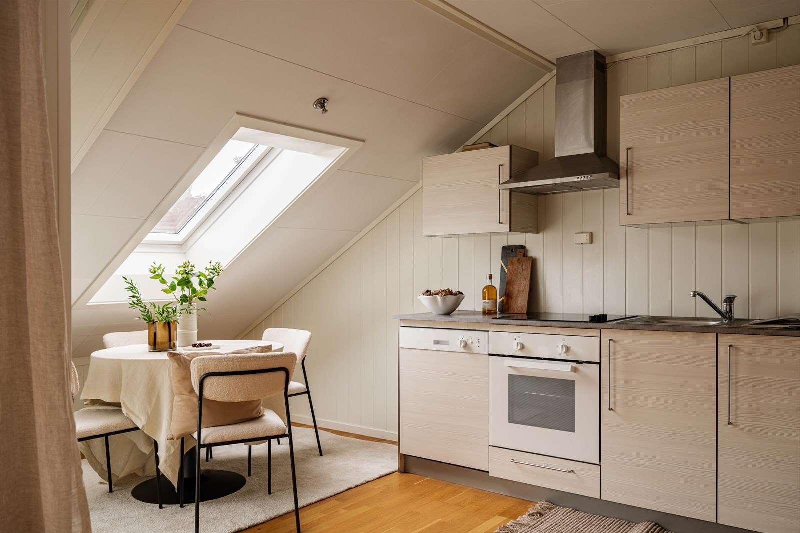 Plass til spisebord for venner og familie kan samles. Galleribilde