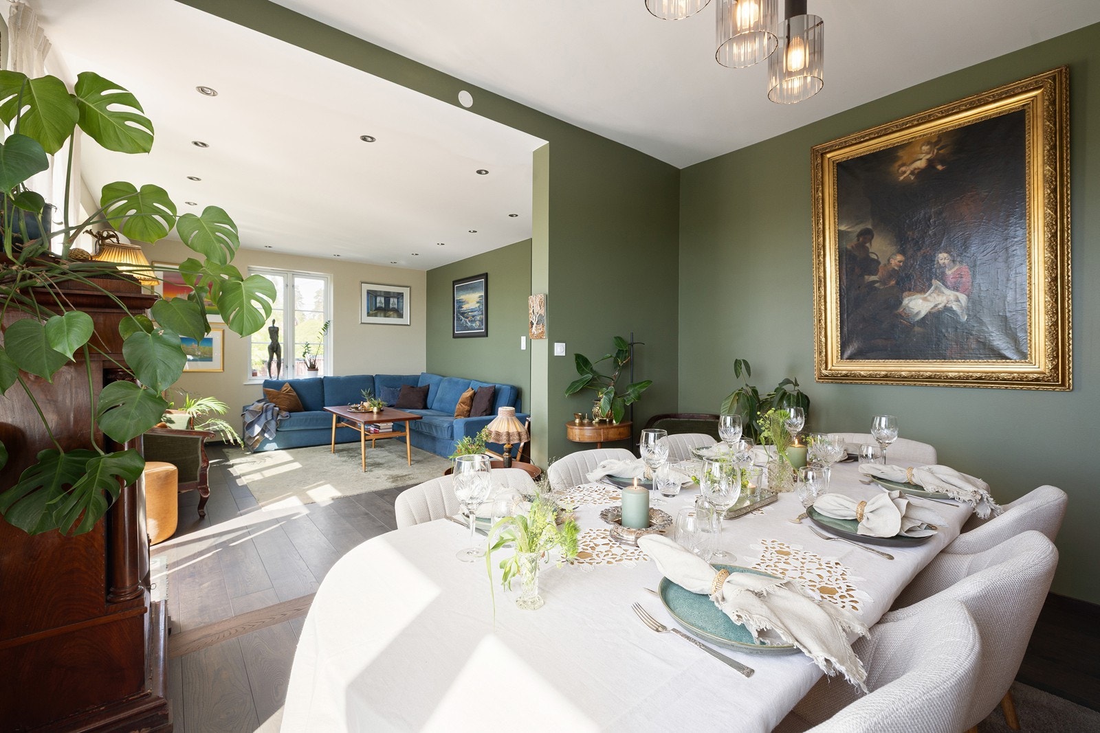 God plass til middagsgjester rundt spisebordet Galleribilde