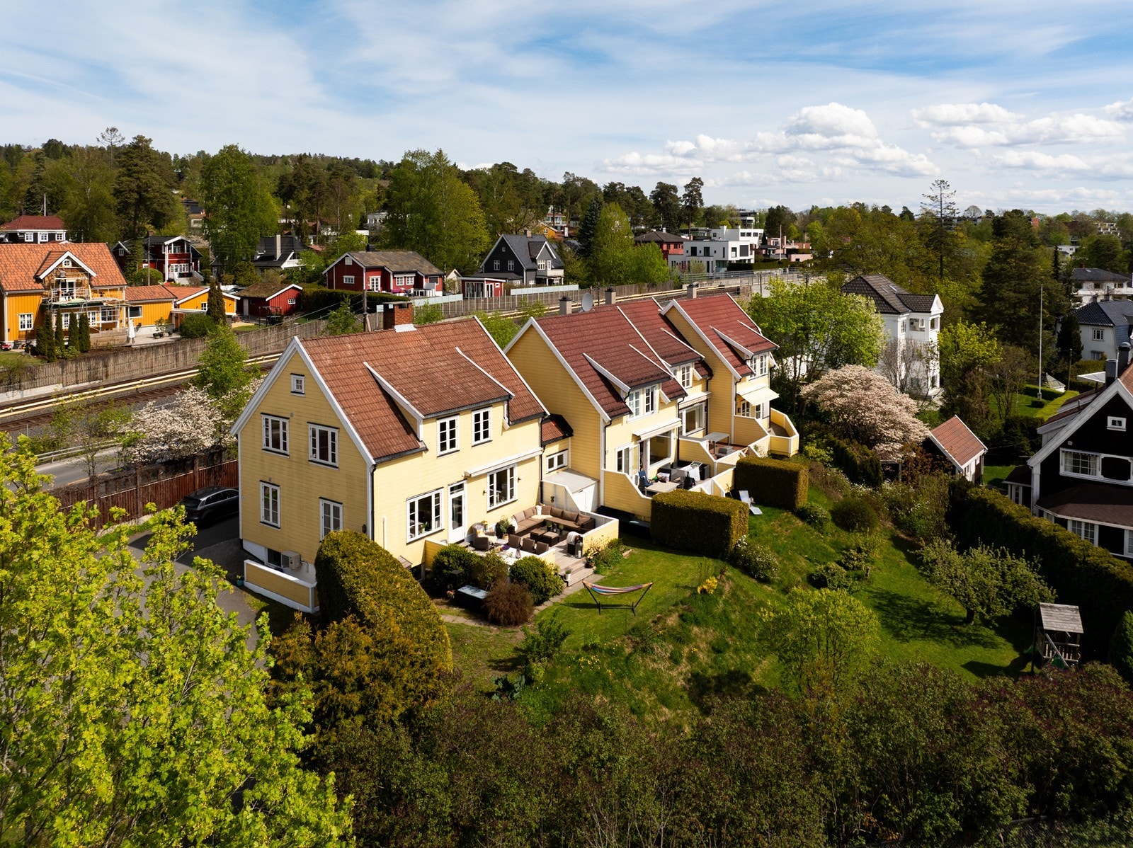 Hartmanns vei 39 er en klassisk tomannsbolig oppført i 1923. Det er senere bygget rekkehus på tomten Galleribilde