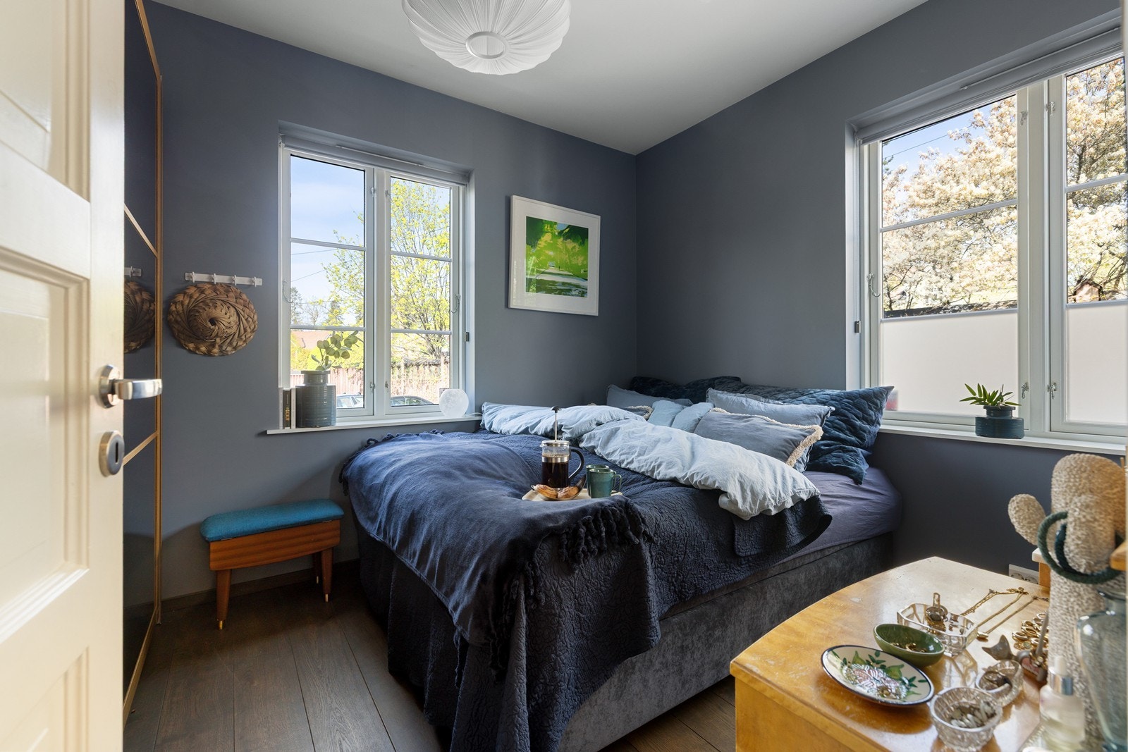 Hovedsoverom med store lysflater Galleribilde