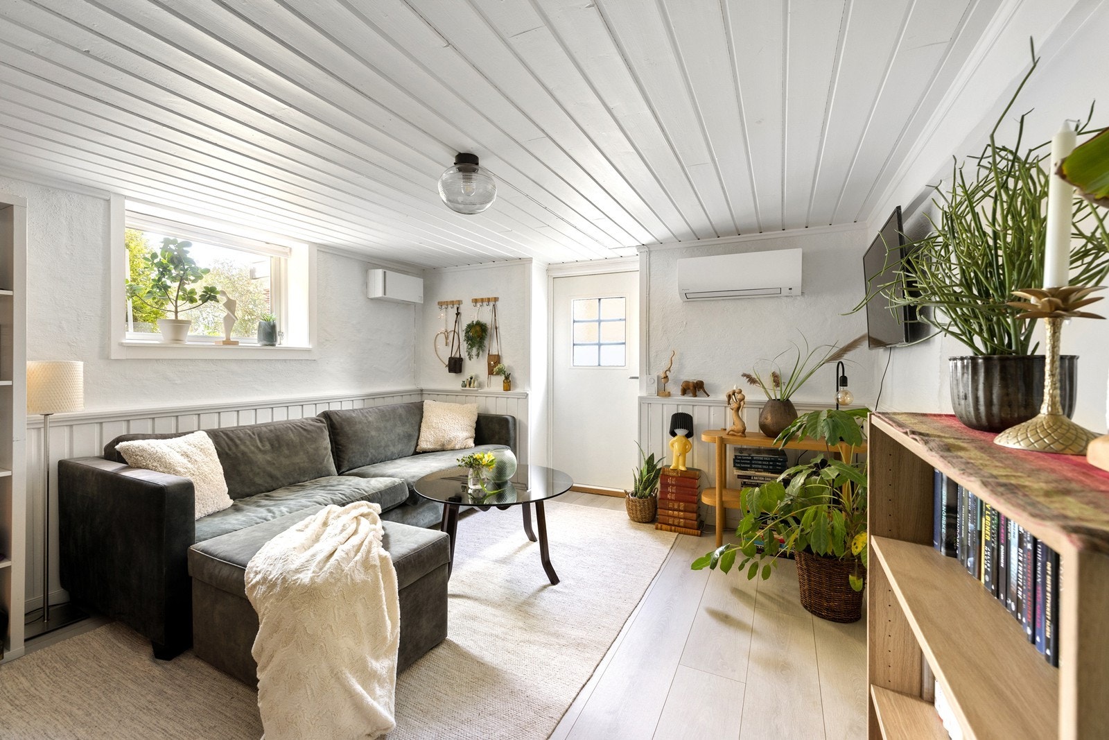 Hyggelig og lys kjellerstue Galleribilde