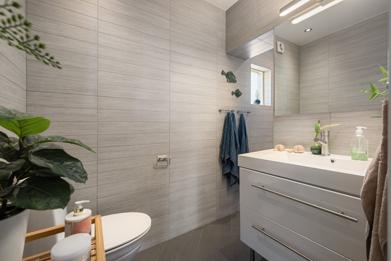 Delikat og pent flislagt dusjbad / wc i 1. etasje Galleribilde