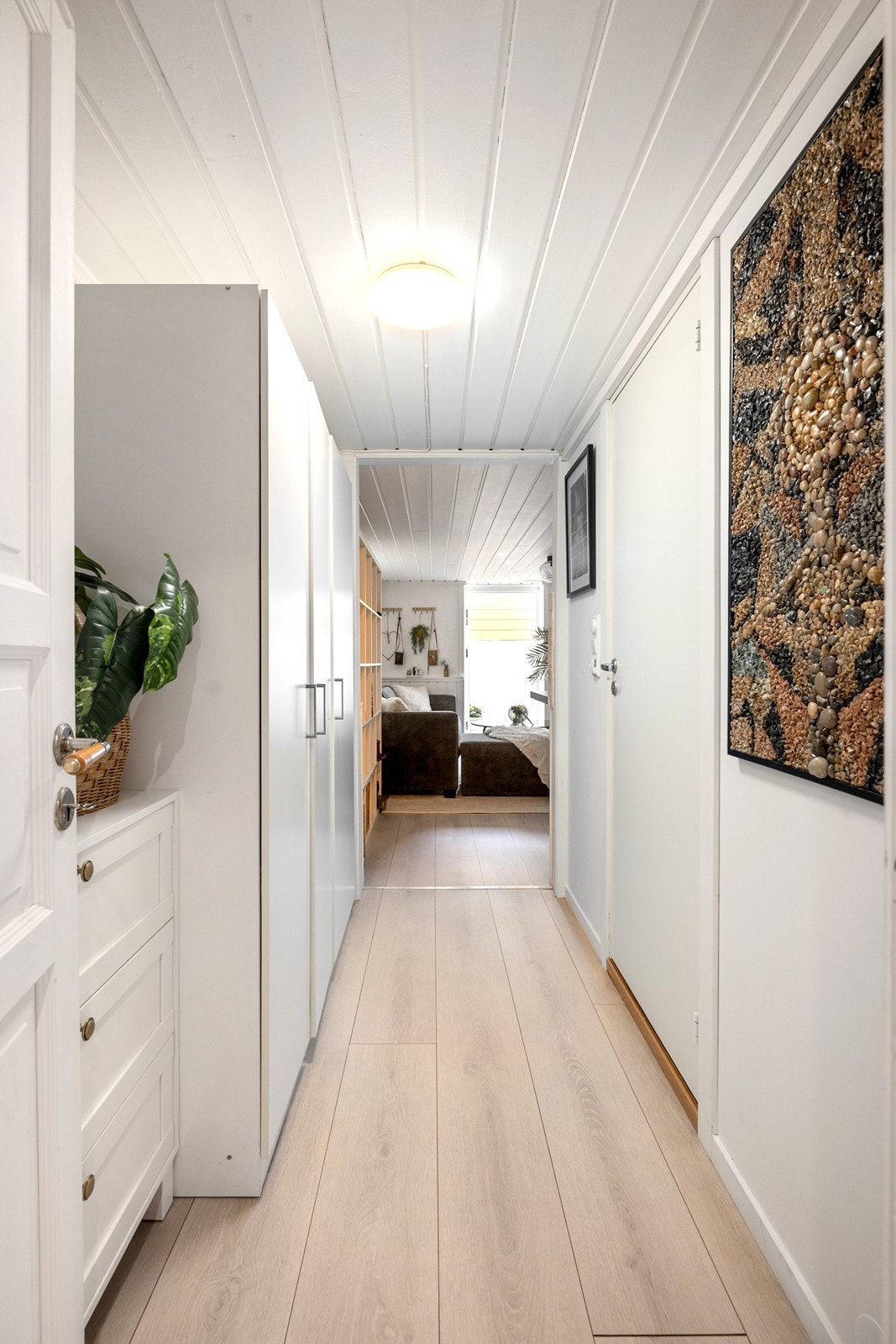Det er montert dør mellom de to oppholdssonene i kjeller. Det er også to ulike strømmålere for de to sonene i kjelleren. Alarm er montert på døren mellom dem. Galleribilde