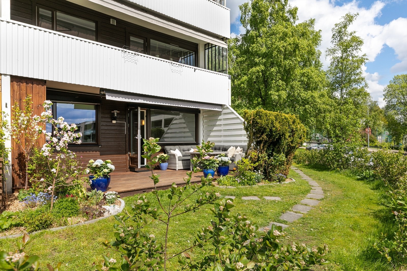 Attraktiv beliggenhet på en høyde med åpent og fritt utsyn over nabolaget! Galleribilde