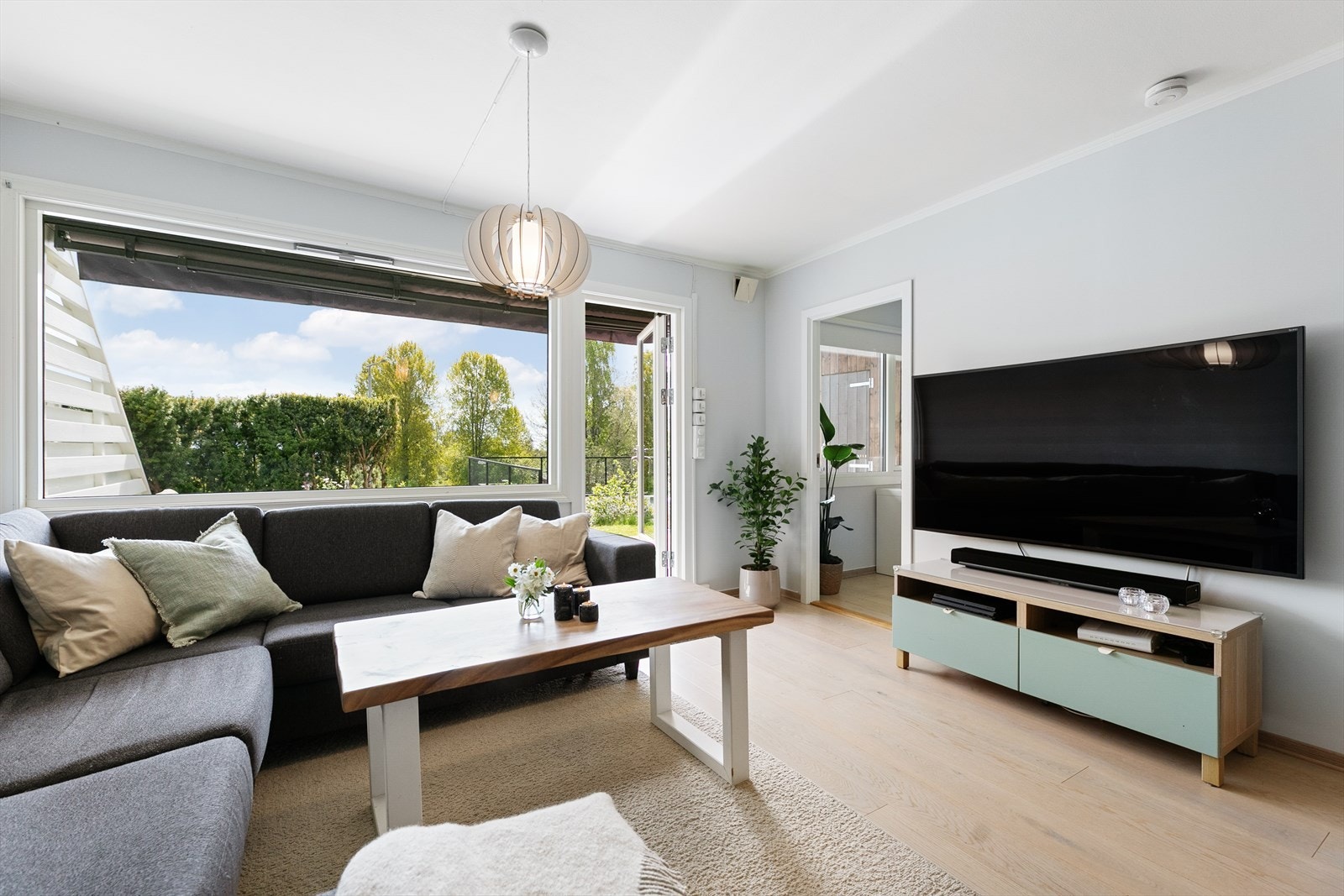 Store vindusflater sørger for rikelig med naturlig dagslys og god romfølelse. Galleribilde