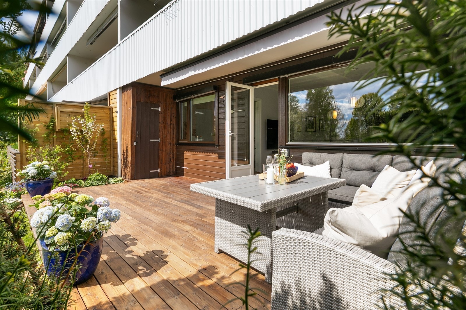 Terrassen fungerer som en naturlig forlengelse av stuen på varme sommerdager. Galleribilde