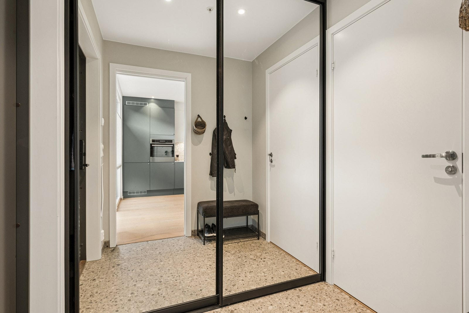 Entréen har plassbygd garderobe med speilfronter som gir god oppbevaring. Galleribilde