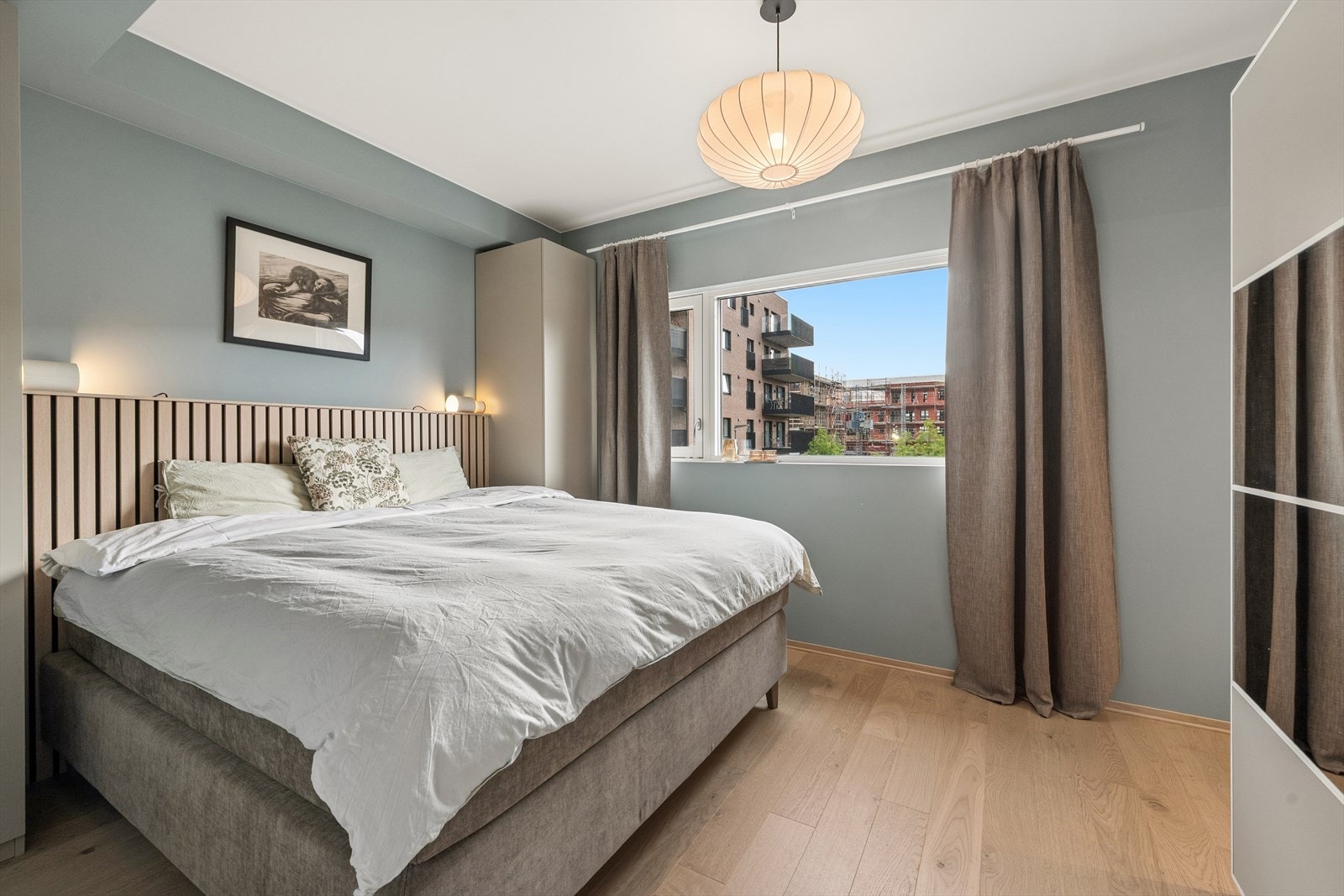 Etasjen har 3 soverom av god størrelse. Hovedsoverommer har god plass til dobbeltseng og garderobeløsning. Galleribilde