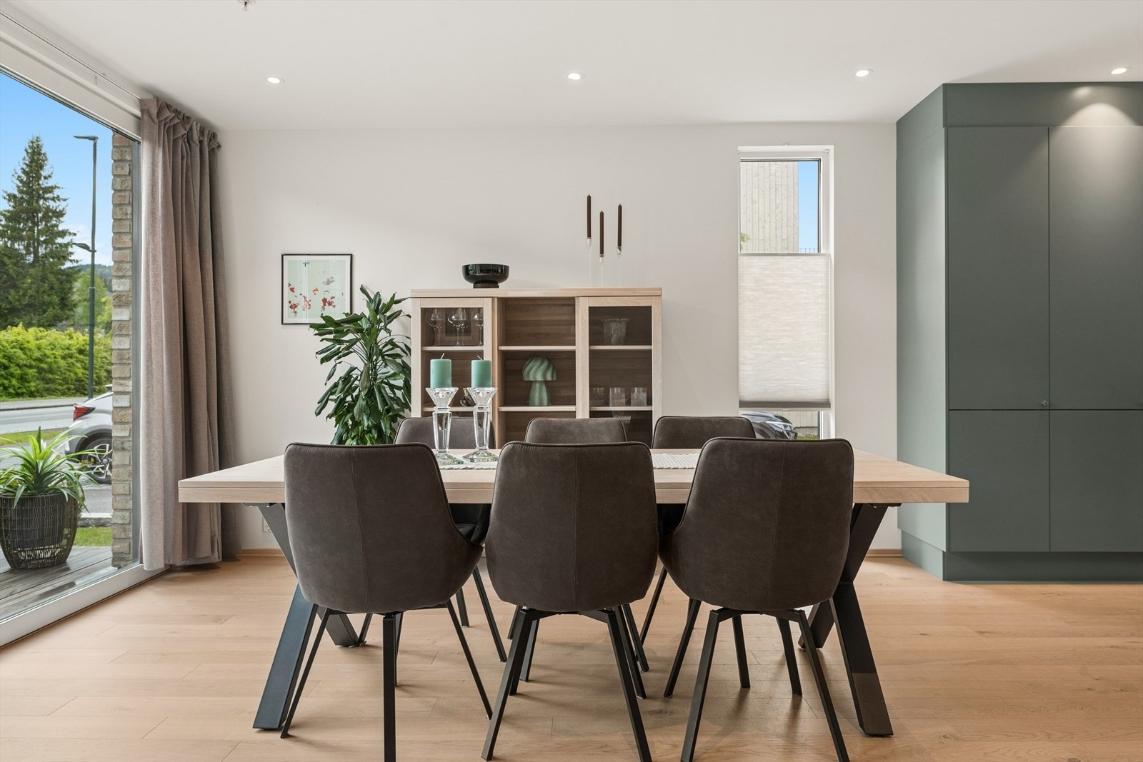 Spisestuen er en naturlig del av den åpne løsningen, med plass til mange gjester. Galleribilde