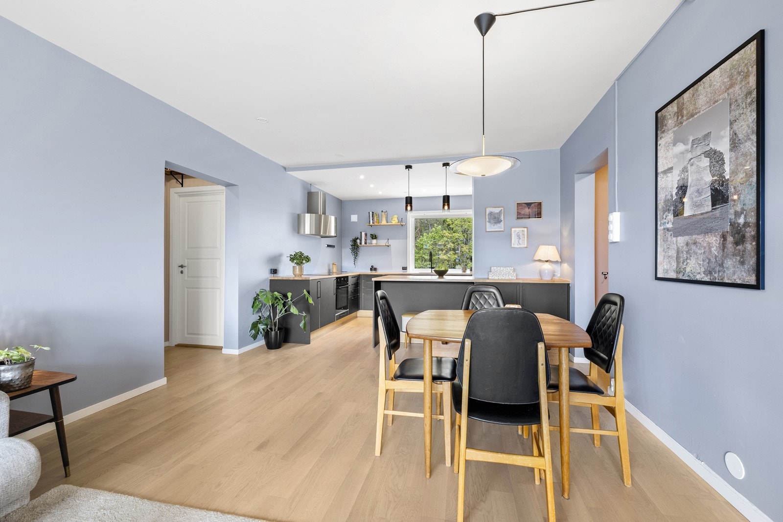 Den åpne løsningen gir god plass til både sofagruppe og en egen spisesone. Galleribilde