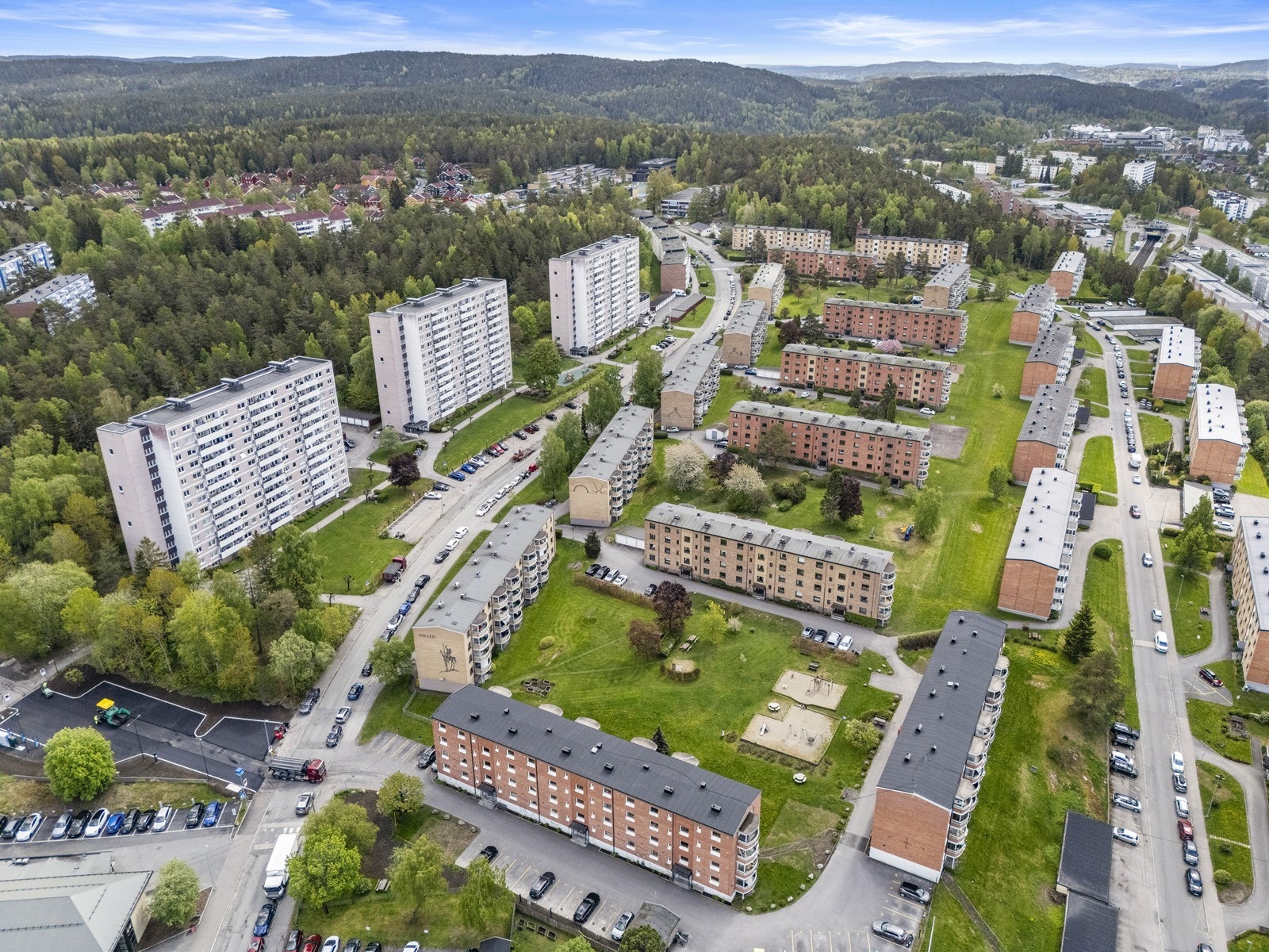 Med Østmarka som nærmeste nabo er det kort vei til turstier, lysløyper og badeplasser ved Nøklevann. Galleribilde