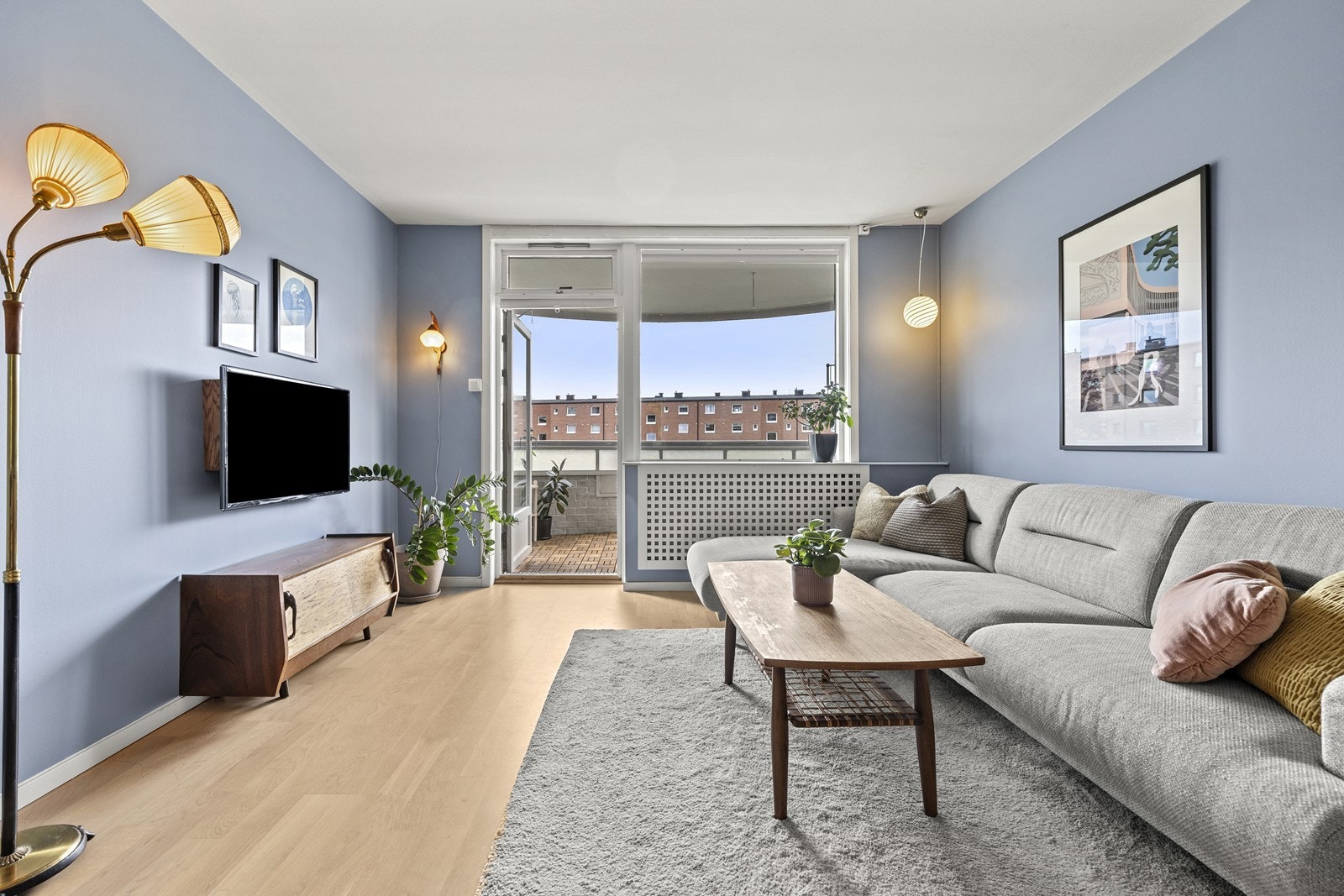 Stuen har god plass til en romslig sofagruppe. Galleribilde