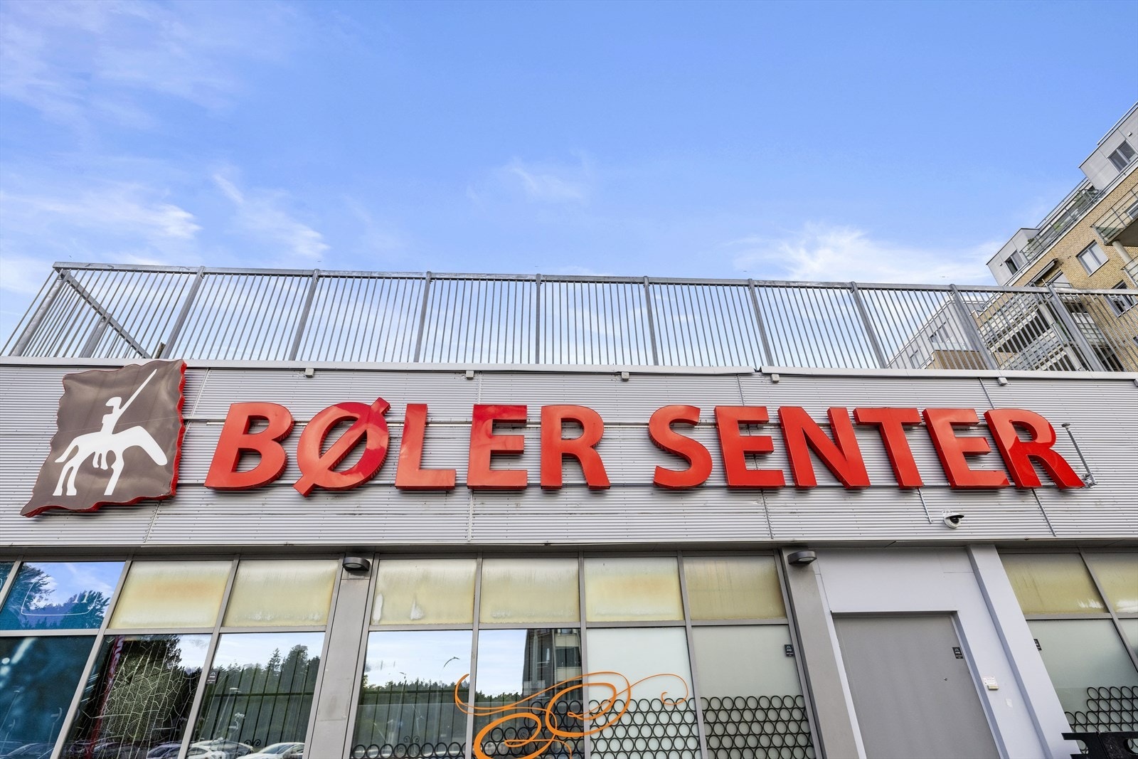 Bøler Senter tilbyr et godt utvalg av butikker og tjenester, inkludert Coop Mega, apotek og post i butikk. Galleribilde