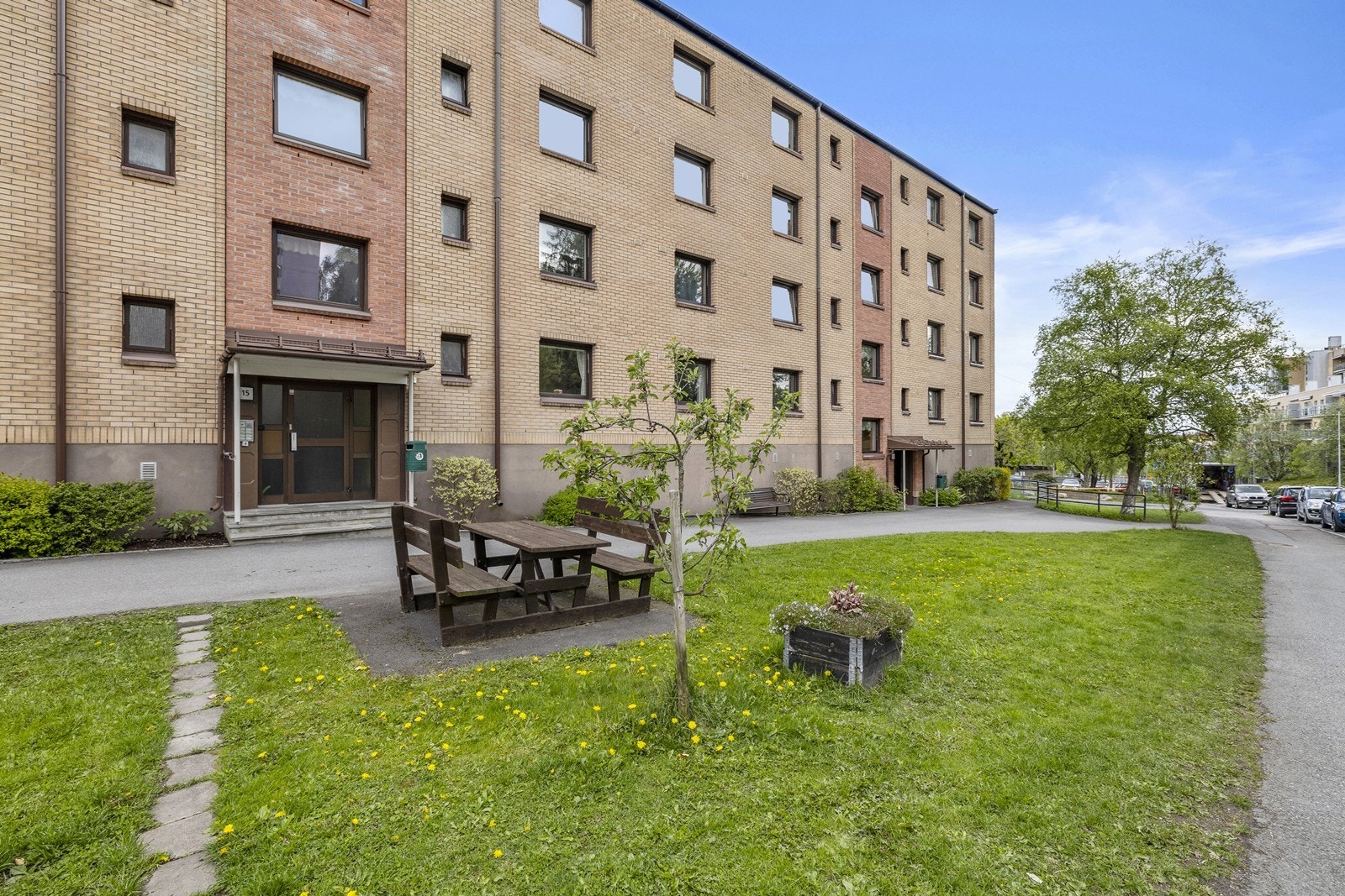 Hyggelige og grønne fellesarealer med sittegrupper. Galleribilde