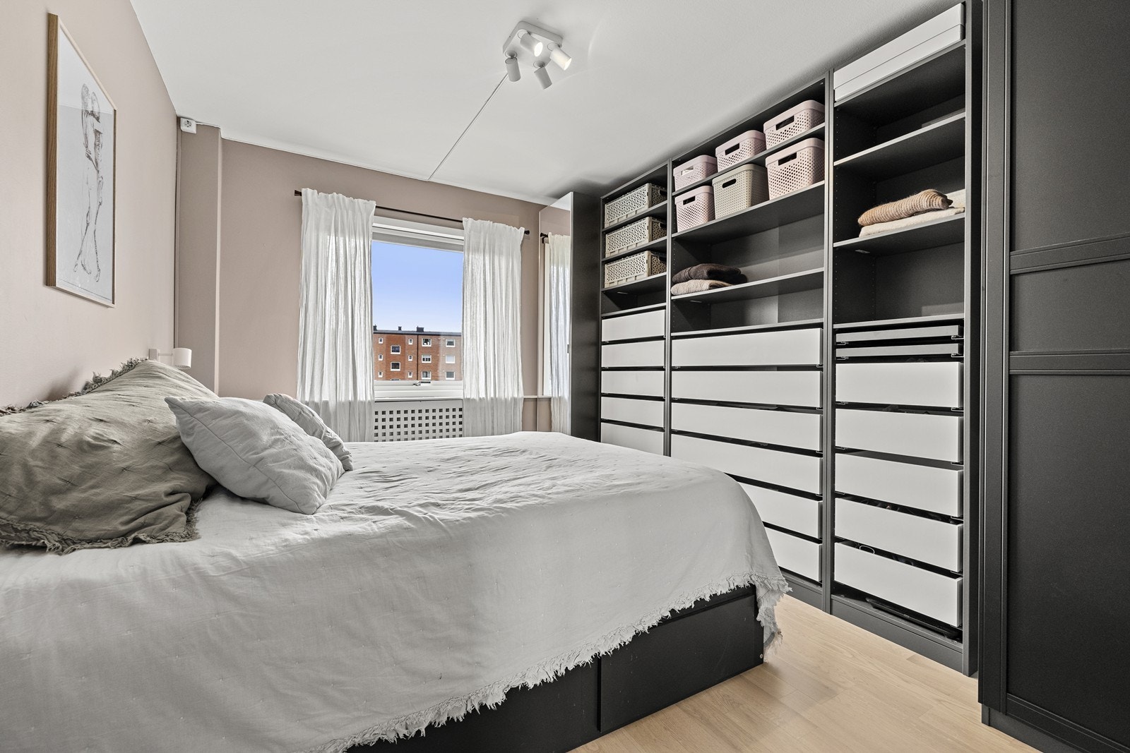 Hovedsoverom med god plass til dobbeltseng og en romslig garderobeløsning. Galleribilde