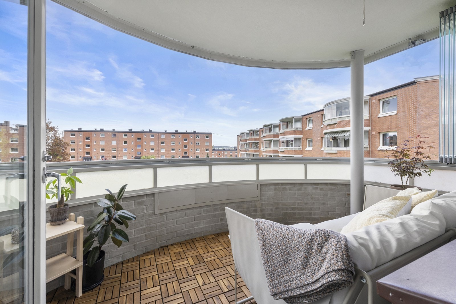 Fra stuen er det utgang til en vestvendt, innglasset balkong med plass til en hyggelig sittegruppe. Galleribilde