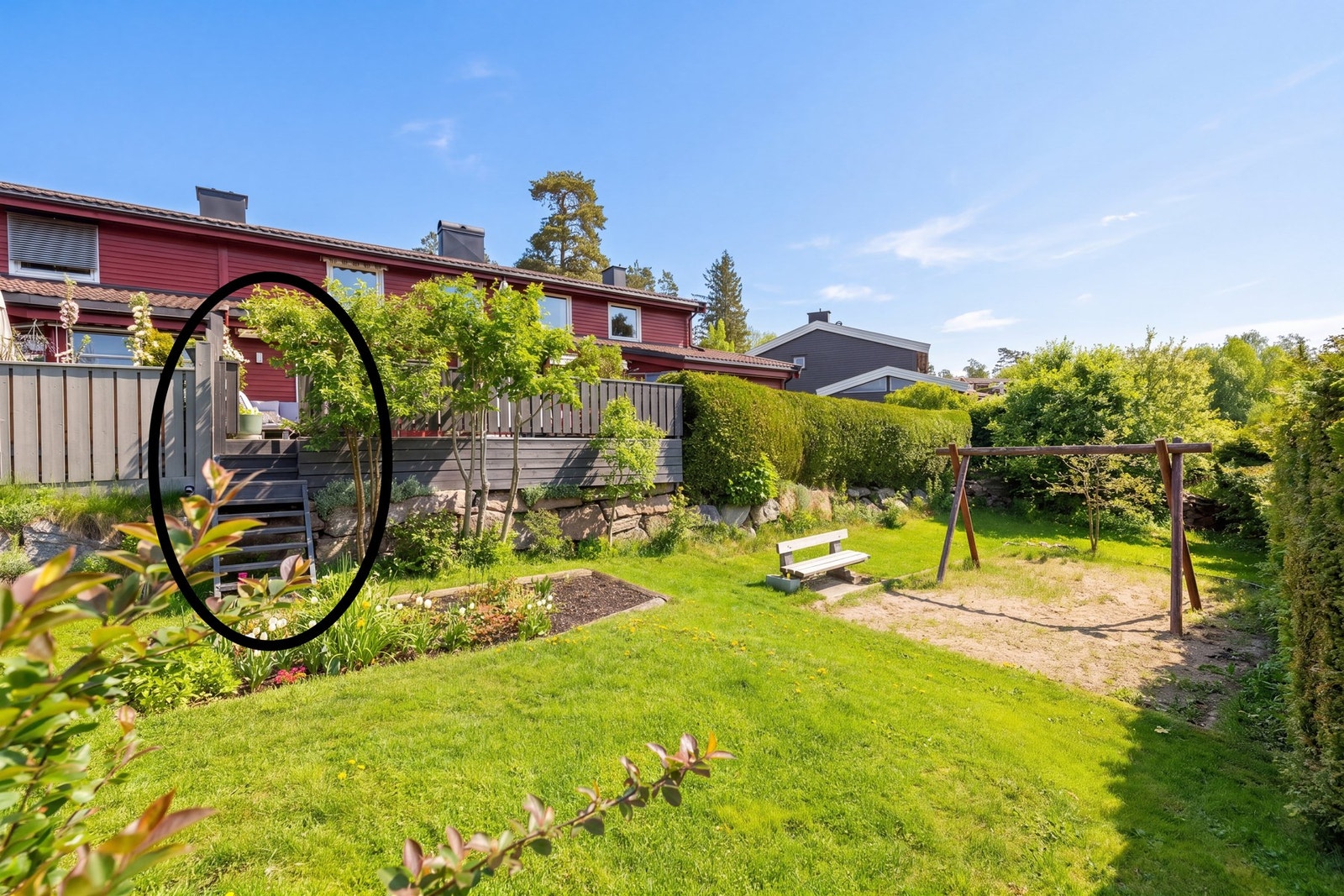 Trapp fra terrasse og ned til felles grøntareal. Velkommen til visning. Galleribilde