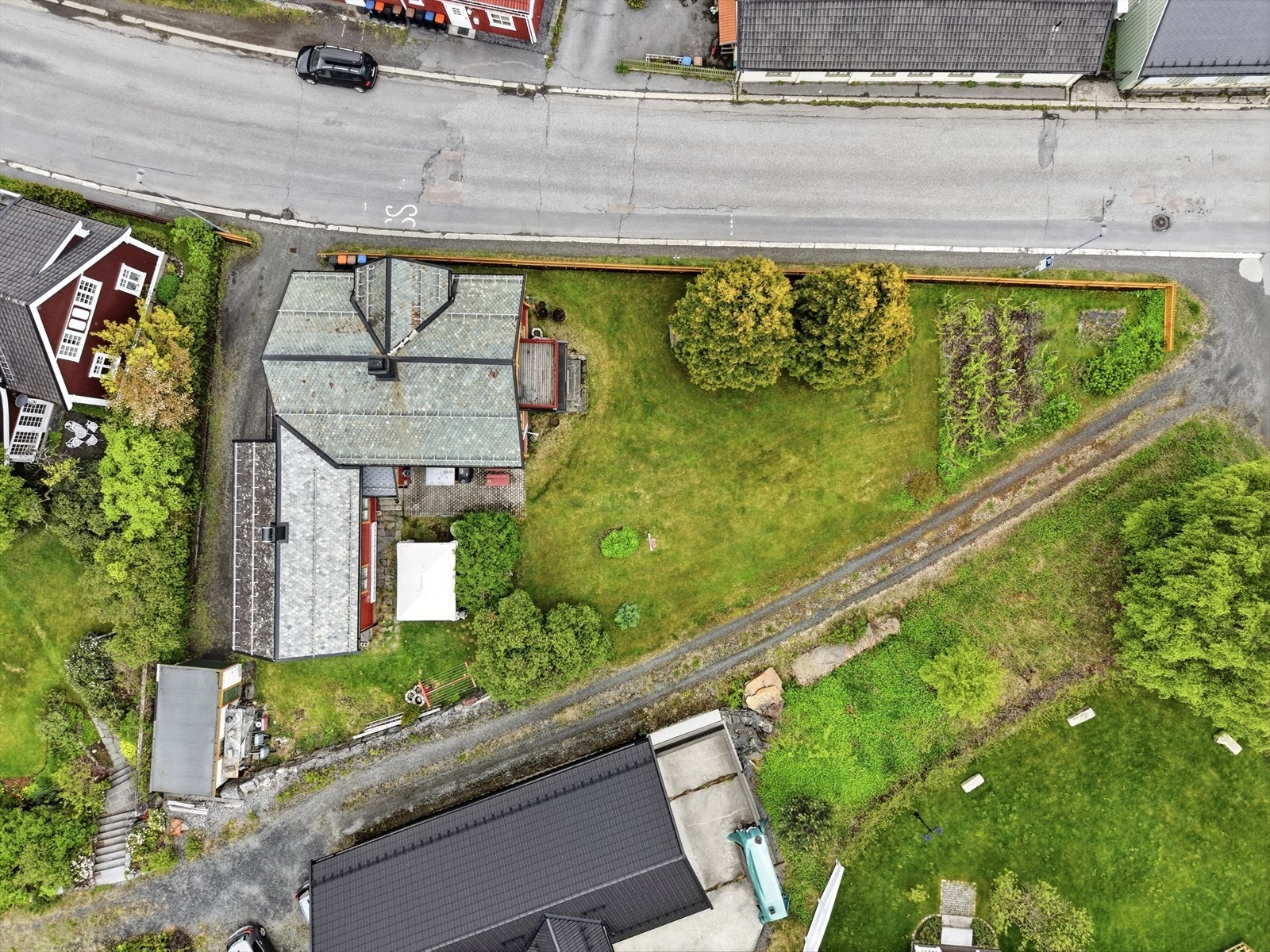 Tomten består av plen, gruset gårdsplass og en kjøkkenhage. Galleribilde