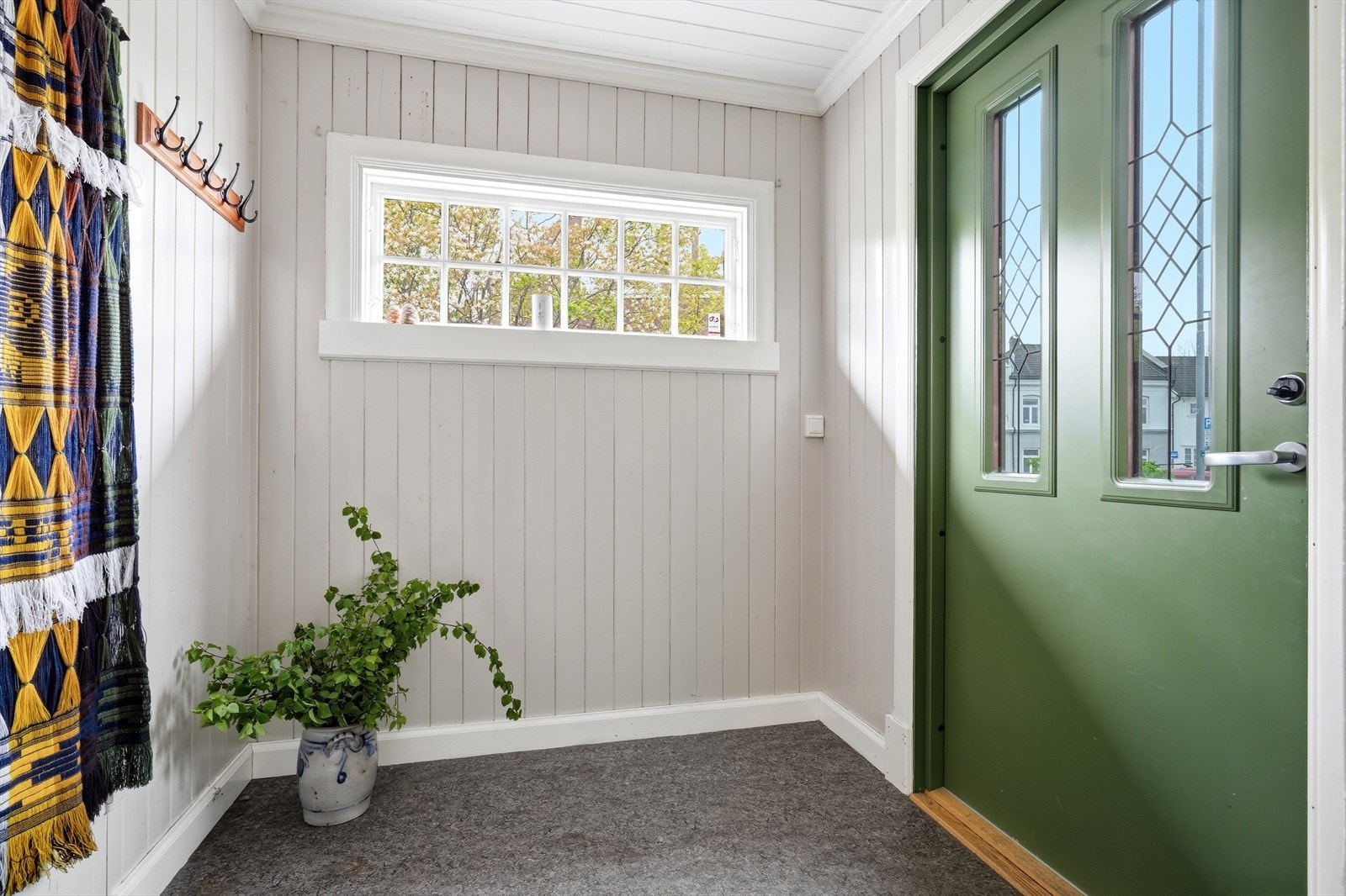 Vindfang med malt hovedytterdør fra 2014. Galleribilde