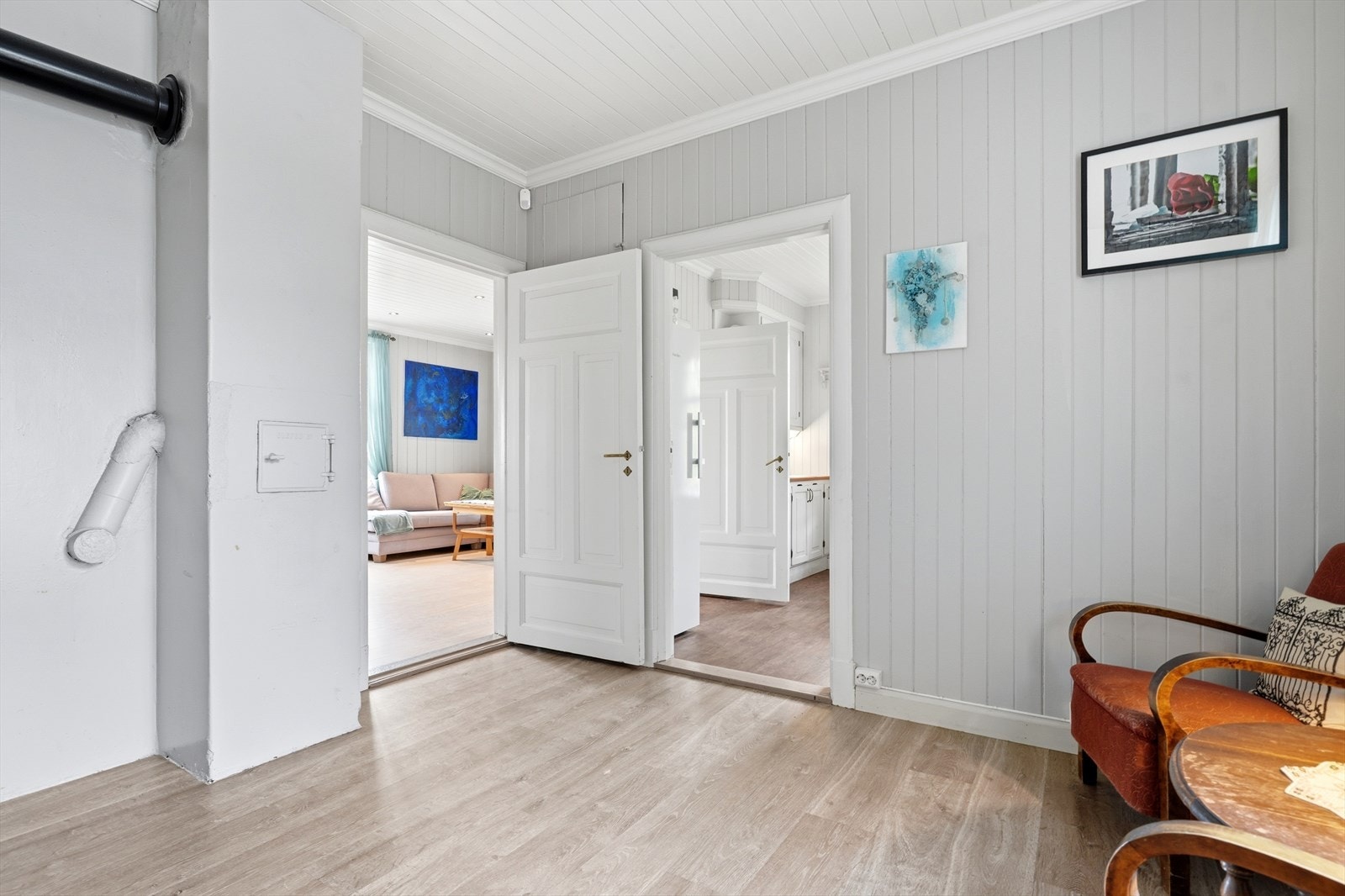 Innvendig har boligen gjennomgående trepanel på vegger og i himling. Galleribilde
