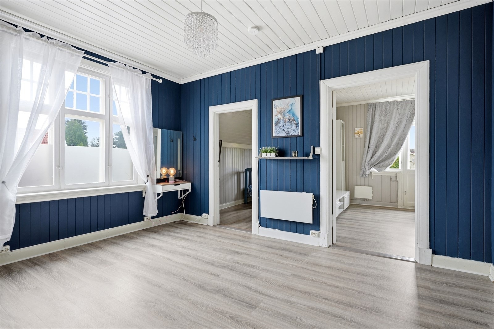 Originale fyllingsdører i furu er bevart i store deler av boligen. Galleribilde