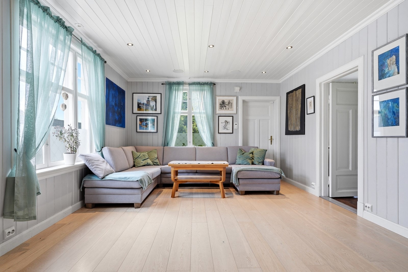 Gulvflatene i boligen består av en blanding av parkett, laminat, furu og belegg. Galleribilde