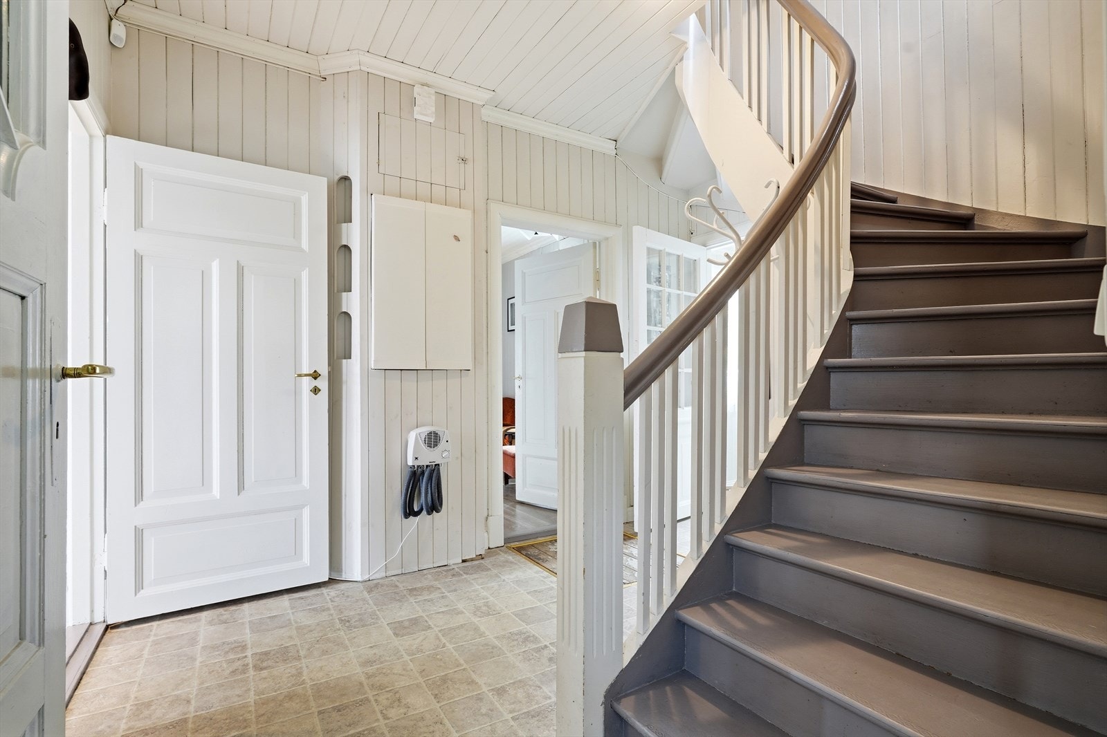 Malt tretrapp med originalt rekkverk. Galleribilde