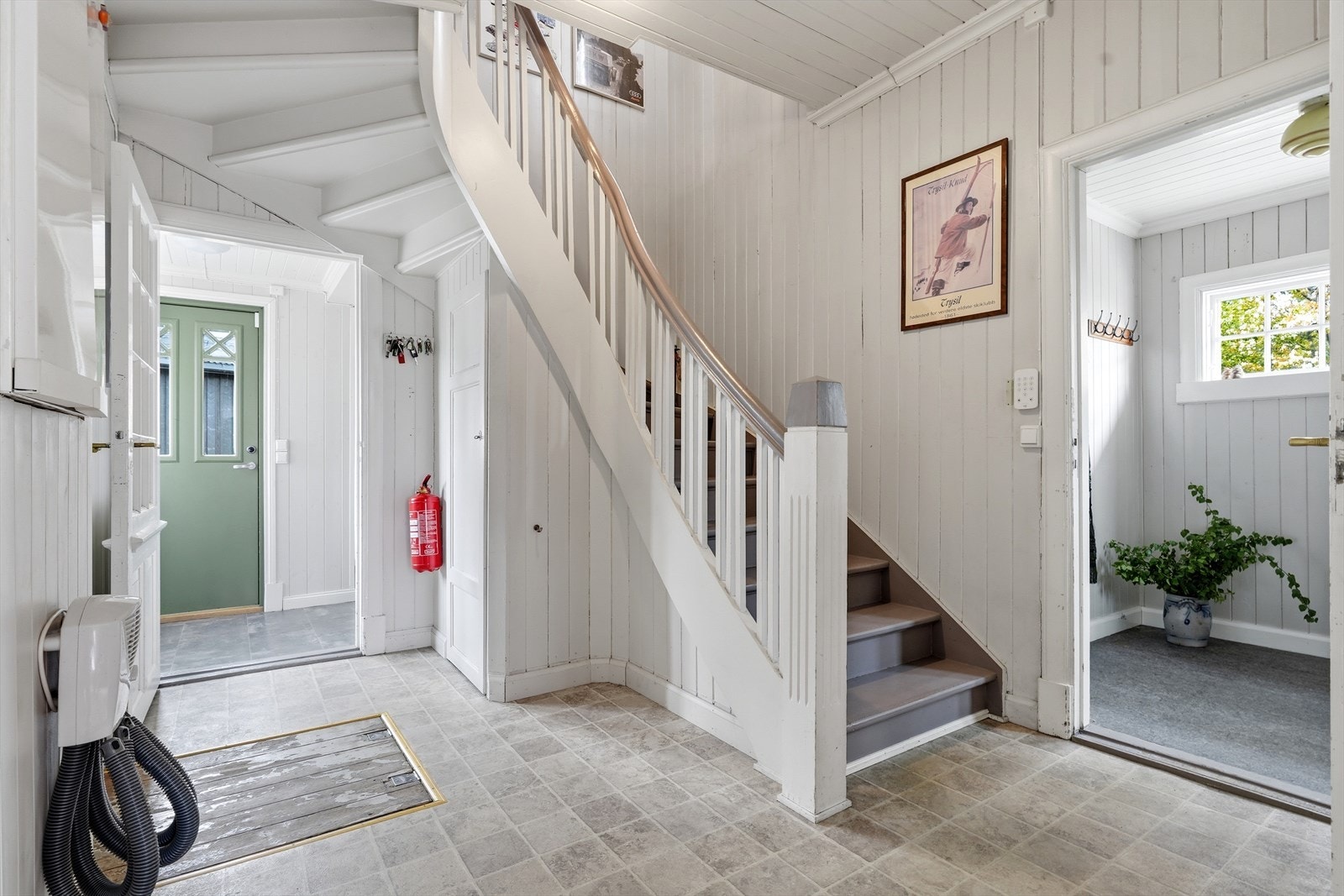 Hallen i første etasje fungerer som et sentralt knutepunkt med trapp til andre etasje. Galleribilde