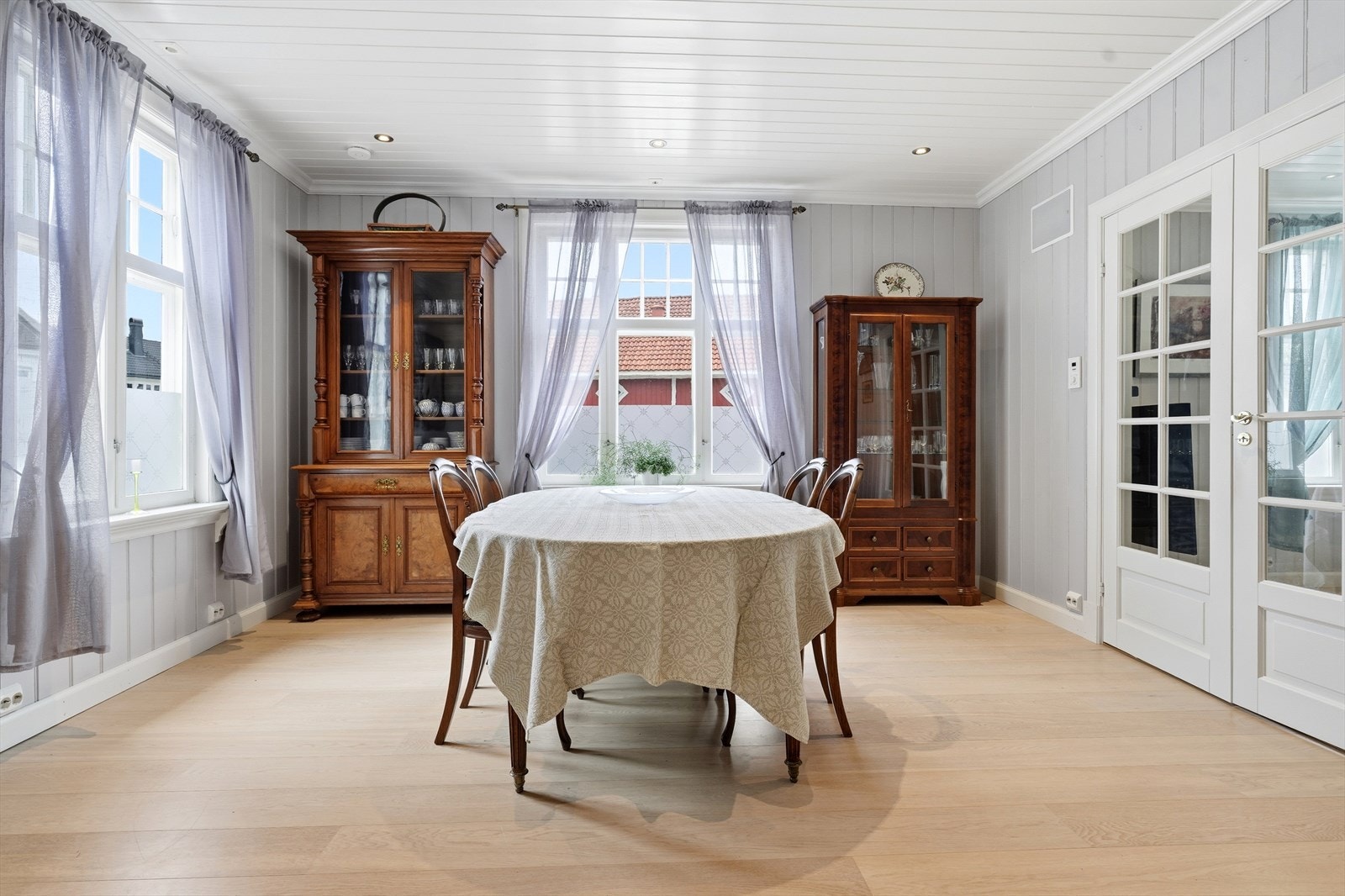 Store vindusflater med koblede glass gir godt med lys til oppholdsrommene. Galleribilde