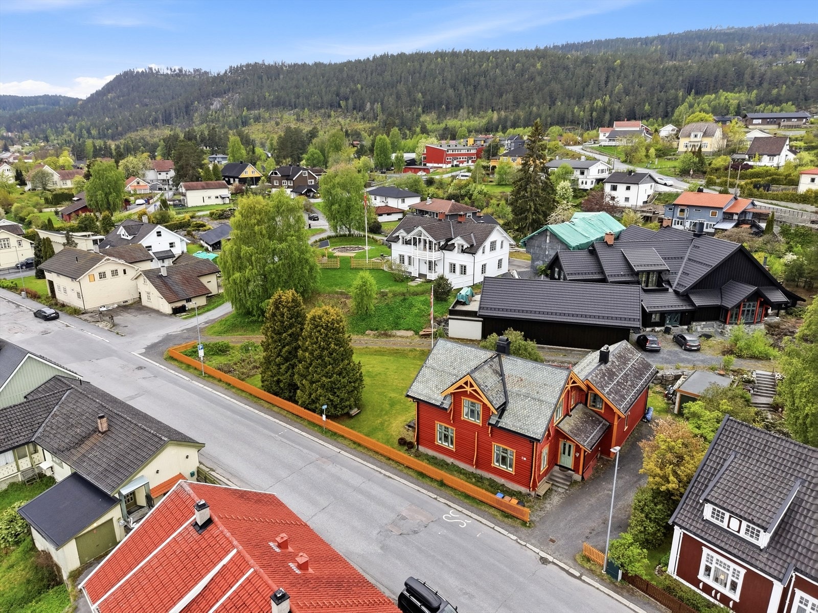 Boligen har en klassisk tømmerfasade og tak tekket med skifer. Galleribilde