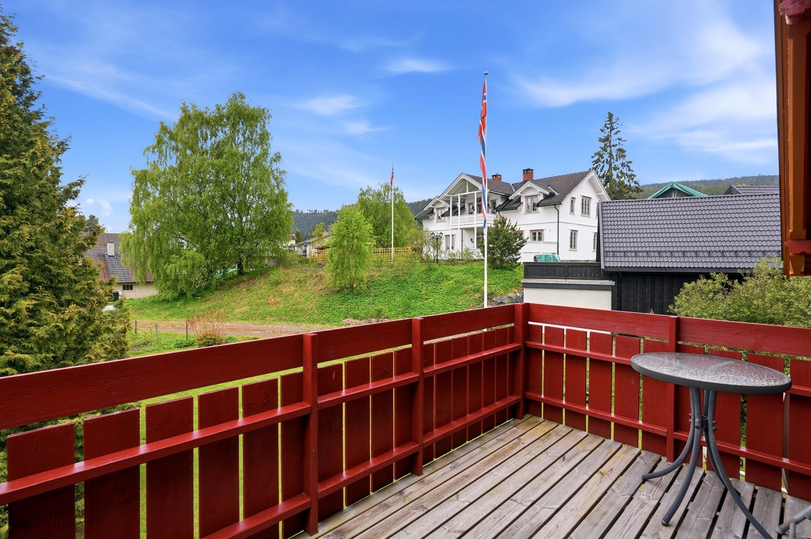 Verandaen har impregnert tregulv og rekkverk i tre. Galleribilde