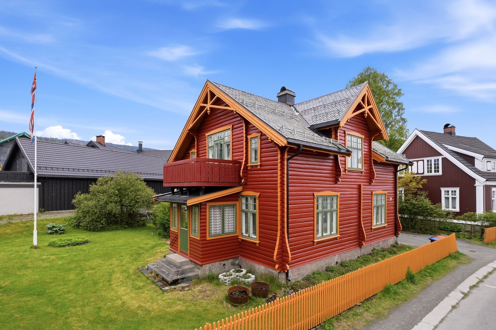 Sveitservilla fra 1922 med tømmerfasade og tak tekket med skifer. Taket ble oppgradert med nytt undertak og re-lagt skifer i 2010. Foto: Arild Brun Kjeldaas Galleribilde