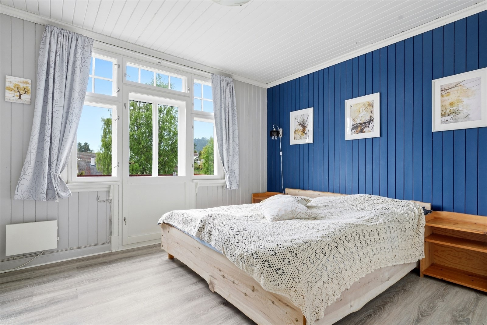 Hovedsoverom med utgang til verandaen via en malt balkongdør i tre. Galleribilde
