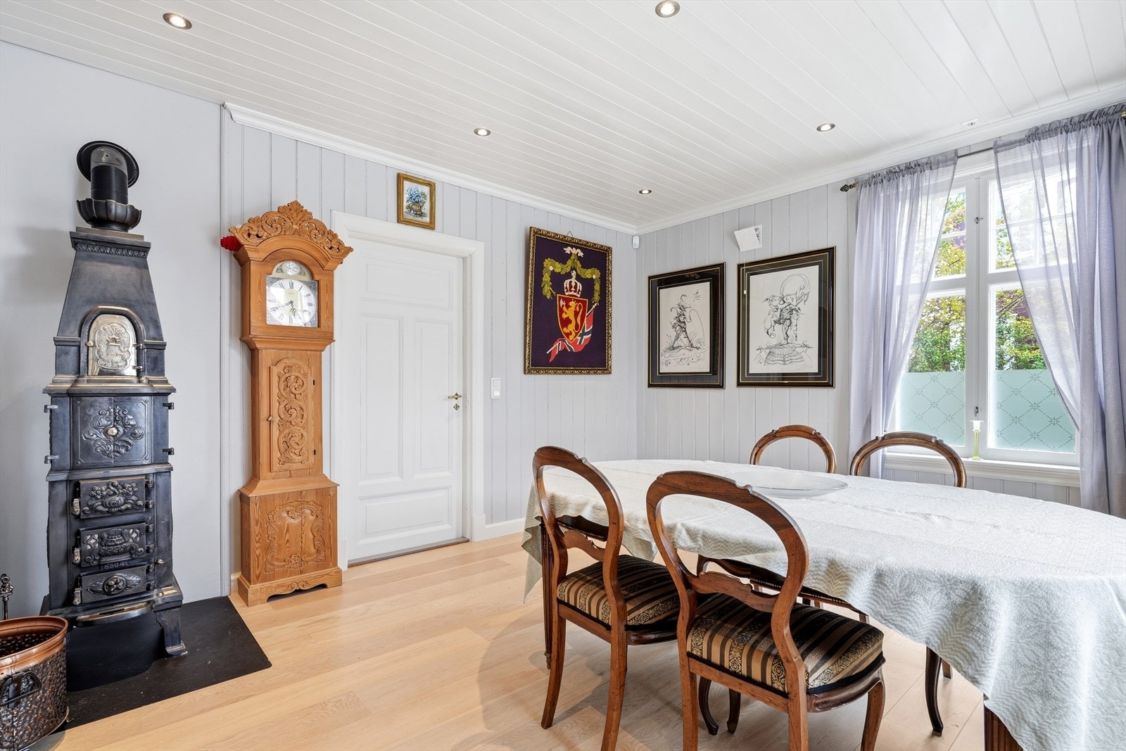 Spisestue med god plass til langbord. Rommet har en eldre vedovn som bidrar til atmosfæren. Galleribilde
